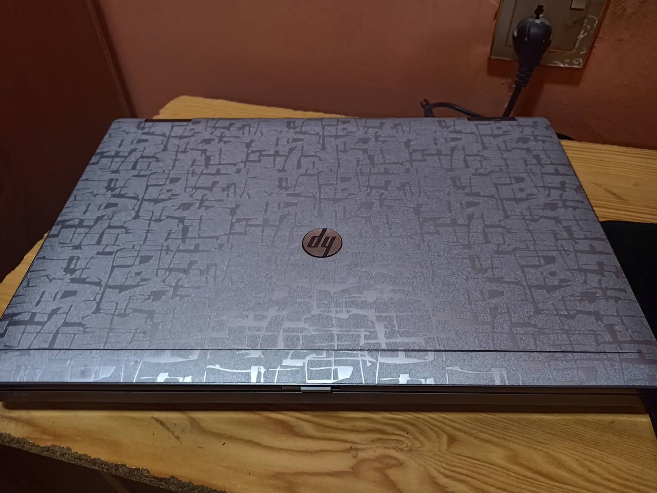 لابتوب hp
الشركة المصنعة: HP (Hewlett-Packard)
السلسلة / الموديل: HP ProBook 6570b
نظام التشغيل: Windows 10 Pro ‏64-bit
المعالج (CPU):
Intel Core i5-3230M
الجيل الثالث
سرعة 2.60GHz
عدد الأنوية: 2 (4 Threads)
الذاكرة العشوائية (RAM):
8GB (8192MB)
كرت الشاشة (غالبًا):
Intel HD Graphics 4000 (مدمج)
(لأن هذا الموديل يأتي عادةً بكرت مدمج)
إصدار DirectX:
DirectX 12
الشاشة:
قياس تقريبي 15.6 إنچ
دقة HD / HD+ (حسب النسخة)
التخزين:
غير مذكور بالصورة
(غالبًا HDD ويمكن استبداله بـ SSD)
لوحة المفاتيح:
كاملة مع Numpad (أرقام جانبية)
الهيكل:
متين (فئة أعمال – Business Class)
الاستخدام المناسب:
✔ تصفح الإنترنت
✔ يوتيوب ومشاهدة فيديو
✔ برامج أوفيس
✔ دراسة وبرمجة خفيفة
✖ غير مناسب للألعاب الحديثة الثقيلة

يأتي مع الابتوب: 
حقيبة 
ماوس 
السعر: 250 وبيه مجال 

مكاني الفلوجه حي الرسالة 
للتواصل:
 ‏‪***********‬‏‬‏
***********
او خاص 🤎
