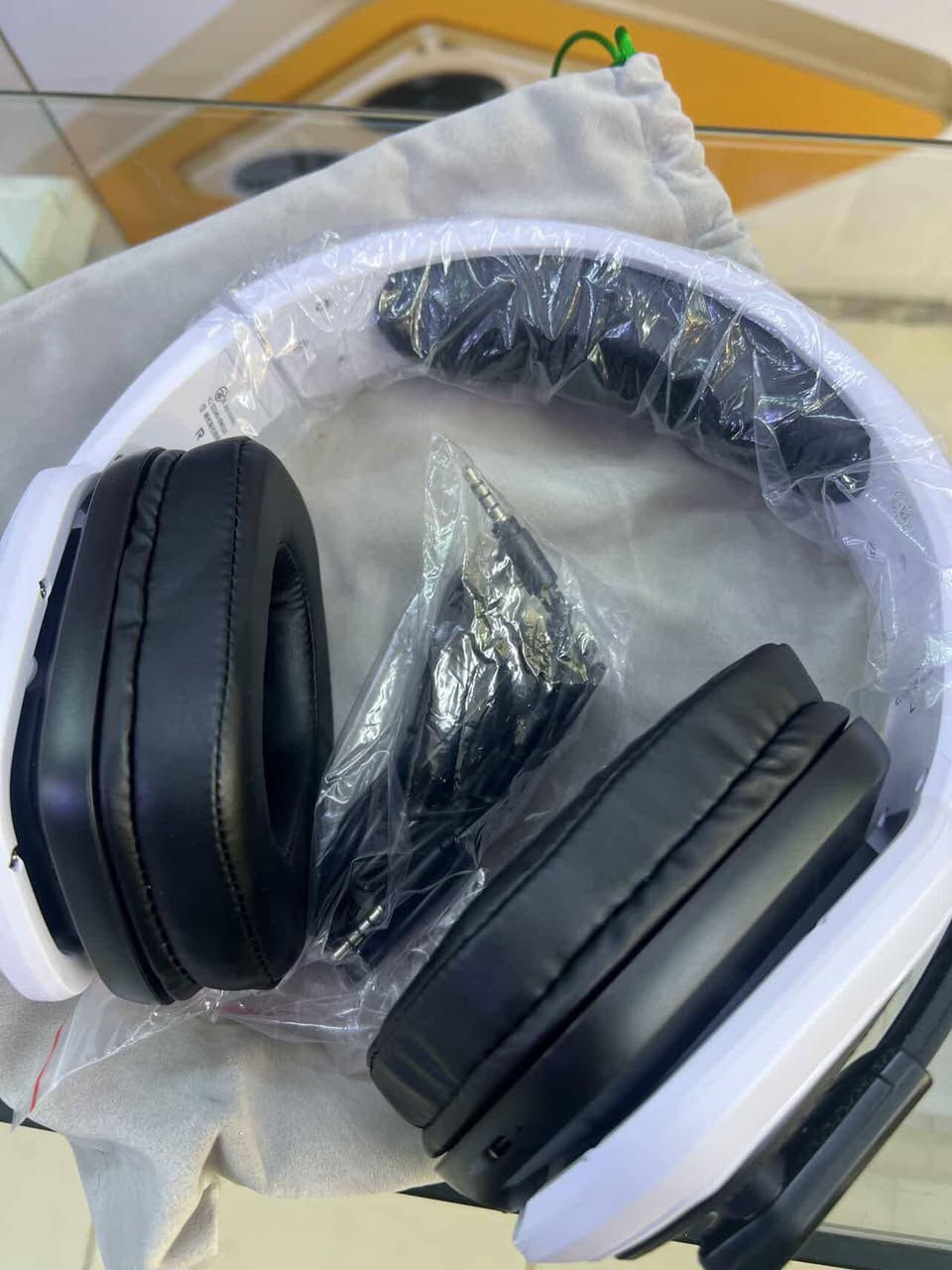 سماعه رأسWT5 على بلي فور وفايف و pc
موصفات سماعه
لاسلكي 2.4 GHz + بلوتوث + سلكي 3.5 مم
📢 يعطيك حرية استخدام على PS/PC/هواتف بدون أسلاك كثيرة.
🔊 الصوت:
سماعات 50 mm + صوت محيطي افتراضي 7.1 → صوت قوي وواضح للألعاب.
🎤 الميكروفون:
يوجد مع عزل للضوضاء.
🔋 البطارية:
تشغيل لفترة طويلة (~30-40 ساعة)
رقم تواصل
***********
سعر ٦٥
