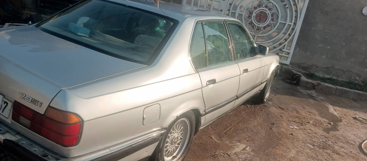 سلام عليكم
للبيع 735 موديل 92 هزه جديده رقم دولي بغداد محرك كير مكفول ترايك وين ما يعجبك كهرباء حلوه تبريد شغال 
فتحه ما تشتغل سياره بيها طخه بنيد كد اقل الشبر بيها خياس بسيط جاملغ الخلفي وتكمه يم جامه السايق حداديه جديده تخم تاير جديد داخل اسود كشنات جلد   سعر 60بيها مجال شراي يتصل ***********
