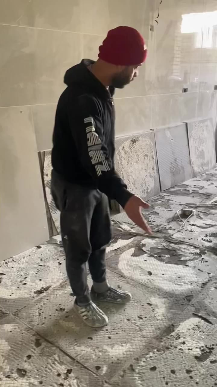 سلام عليكم شاهدو اغلبيه المصريين شغلهم يطبك رمل وخبط لين ويدهن نص السيراميك كله فتحته ونضفت السيراميك وطبكته للستفسار اتصل ***********مكاني شهداء البياع@
