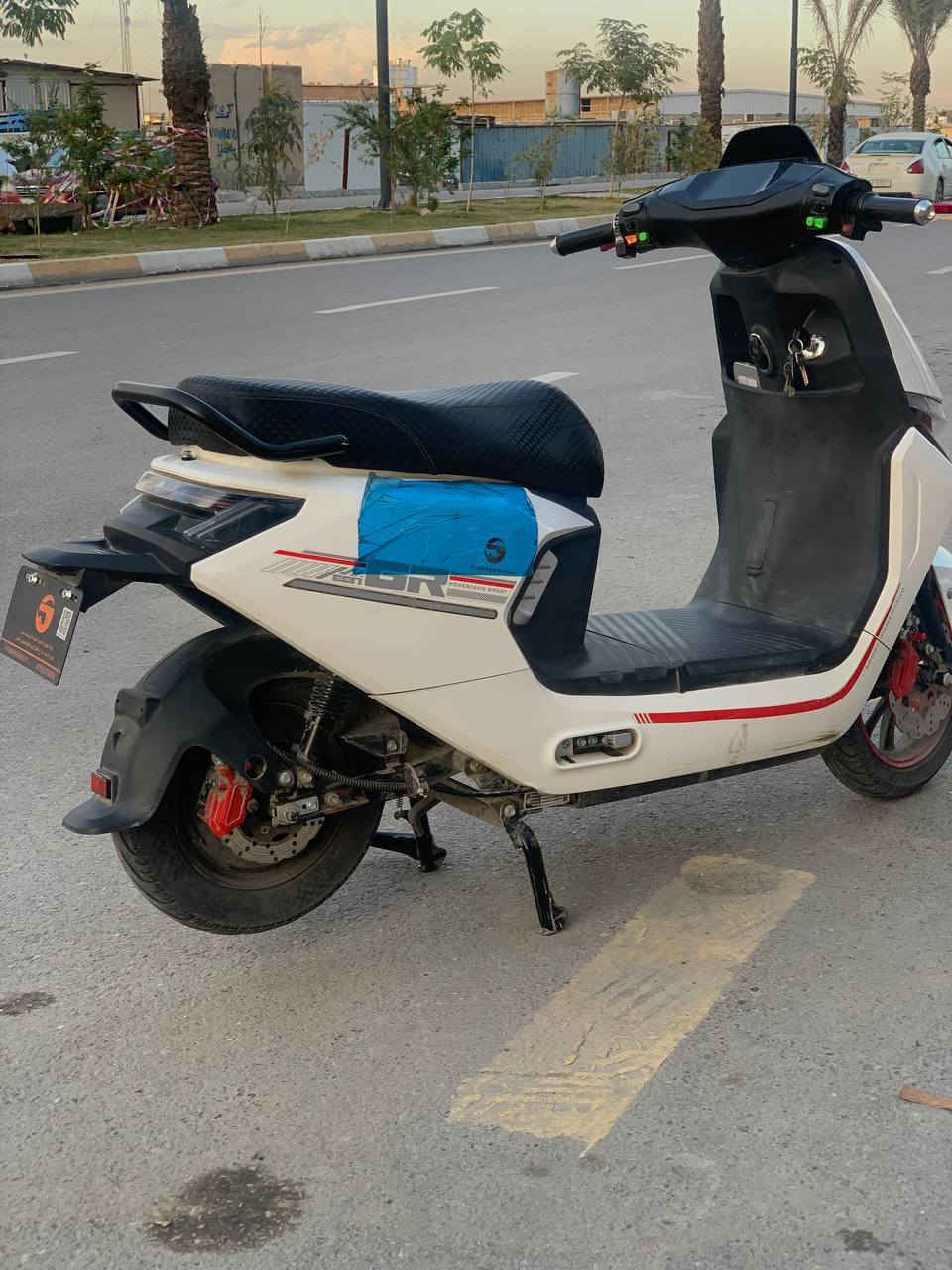 للبيع دراجة كهربائية شحن 
استخدام بسيط جداً 
بطارية: 72V ليثيوم
ملف :2000
المسافة: فل شحن يمشيك تقريباً 70 كم
شاشة ديجيتال لمتابعة السرعة والبطارية
فرامل ديسك أمامي وخلفي
إنارة LED + إشارات
نظام R البك
مكان كرسي واسع لشخصين
وبيها هواي مواصفات بعد 
الموقع: بغداد
السعر: 850 الف 
للتواصل: ***********
