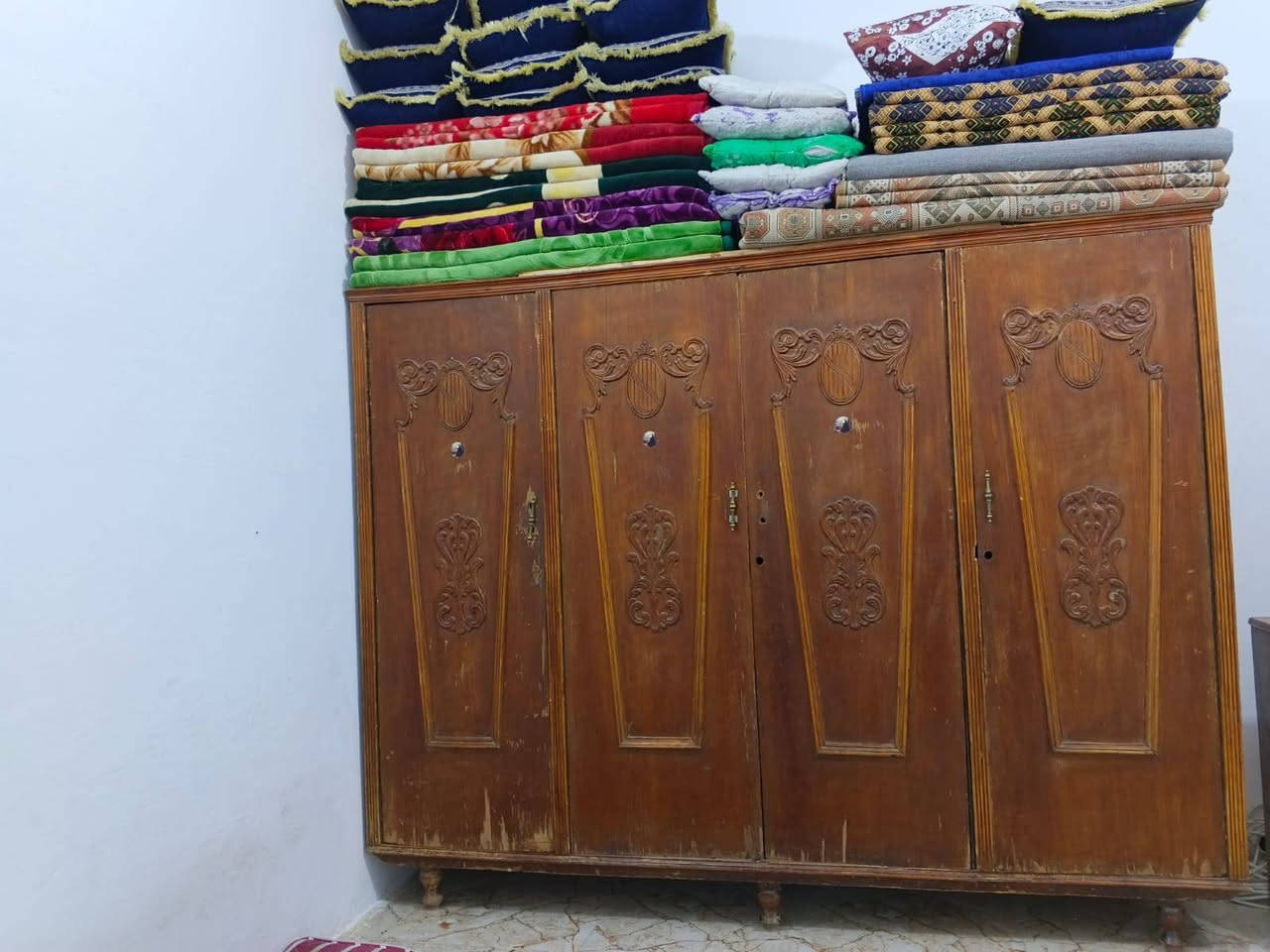 سلام عليكم كنتور للبيع سعر 60 وبي مجال 
وميز سعر 35 وبي مجال اتصل ***********

