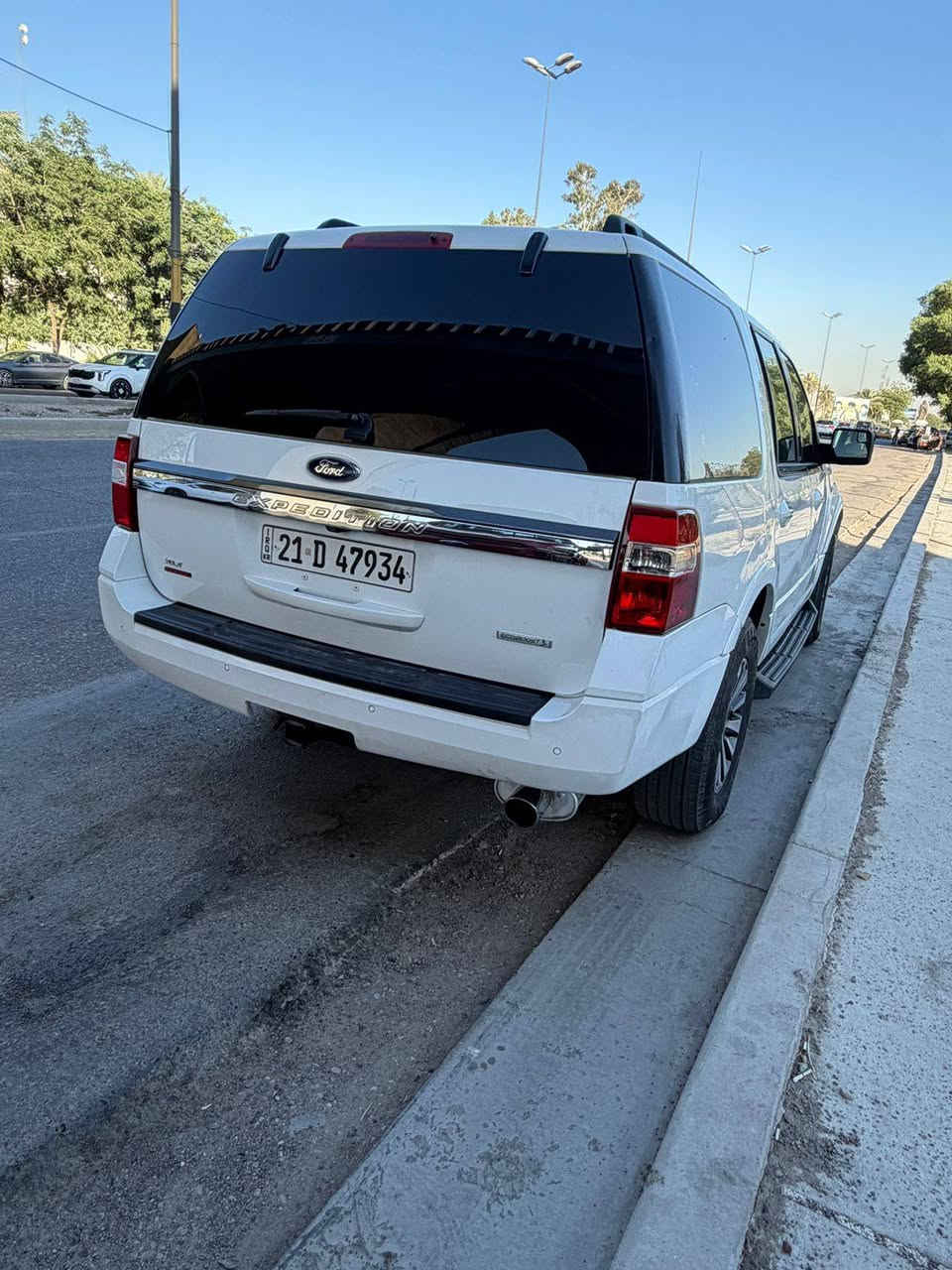 فورد اكسبدشن موديل ٢٠١٧
داخلة كلين وهنا صار بيها حادث بابين تبديل 
محرك ٢٥٠٠ توين تيربو
فتحة سقف
حساسات
شاشة تيسلا اني شادها ب ٨٠٠ دولار
عدسات LED اني مغيرهن ب ٥٠٠ دولار
تخم تاير اخو الجديد هم قبل فتره مبدلة
قبل شهر مسويلها ادامة شامله 
السيارة كاملة ومابيها اي نقص
السعر ١٧٥ والمجال بسيط
للتواصل *********** ( واتساب )
