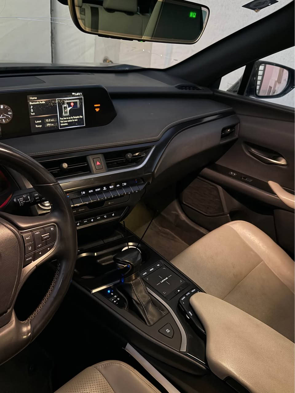 اسم السيارة: Lexus UX200
الموديل: 2022
المحرك: 2000cc تنفس طبيعي
القير: أوتوماتيك CVT
الممشى: 50 ألف كم

المواصفات:

•  فول مواصفات
•  شاشة معلومات وترفيه 
•  نظام ملاحة
•  كاميرا خلفية
•  حساسات أمامية وخلفية
•  فتحة سقف
•  تشغيل بصمة
•  دخول ذكي
•  مقاعد جلد كهربائية
•  تبريد وتسخين مقاعد
•  رادار ونظام المحافظة على المسار
•  مثبت سرعة ذكي
•  إضاءة LED
•  نظام صوت فاخر
•  جنوط رياضية
•  دفع أمامي
•  اقتصادية بالوقود وناعمة بالسواقة

حادثها كما موضح بالصور 
السعر 195 ورقة وبيها مجال للشراي
للاستفسار الاتصال على الرقم 
0788 290 7716 كربلاء, العراق
