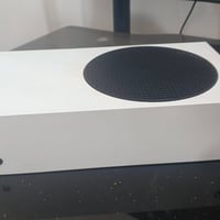 Xbox series s  كلش نضيفه  مع كامل ملحقات سعر 375   متوفر توصيل  مكاني ...