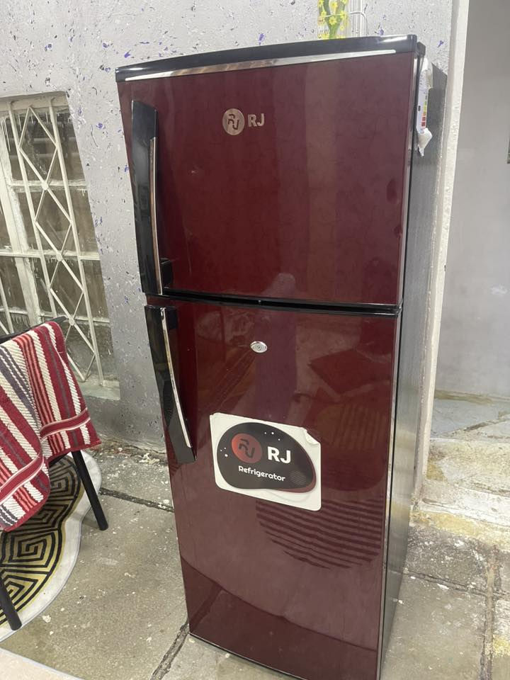 سلام عليكم ثلاجه جديده للبيع وميز طعام 5كراسي العنوان بغداد***********
