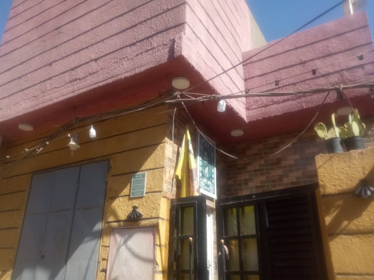 بنص سوك مساحة 100طابو صرف طابقين بناء 25 قريب على شارع الأطباء بنص سوك غرف نوم عدد 3بي محل ***********سعر 80.     يبعد عن شارع الأطباء 70متر
