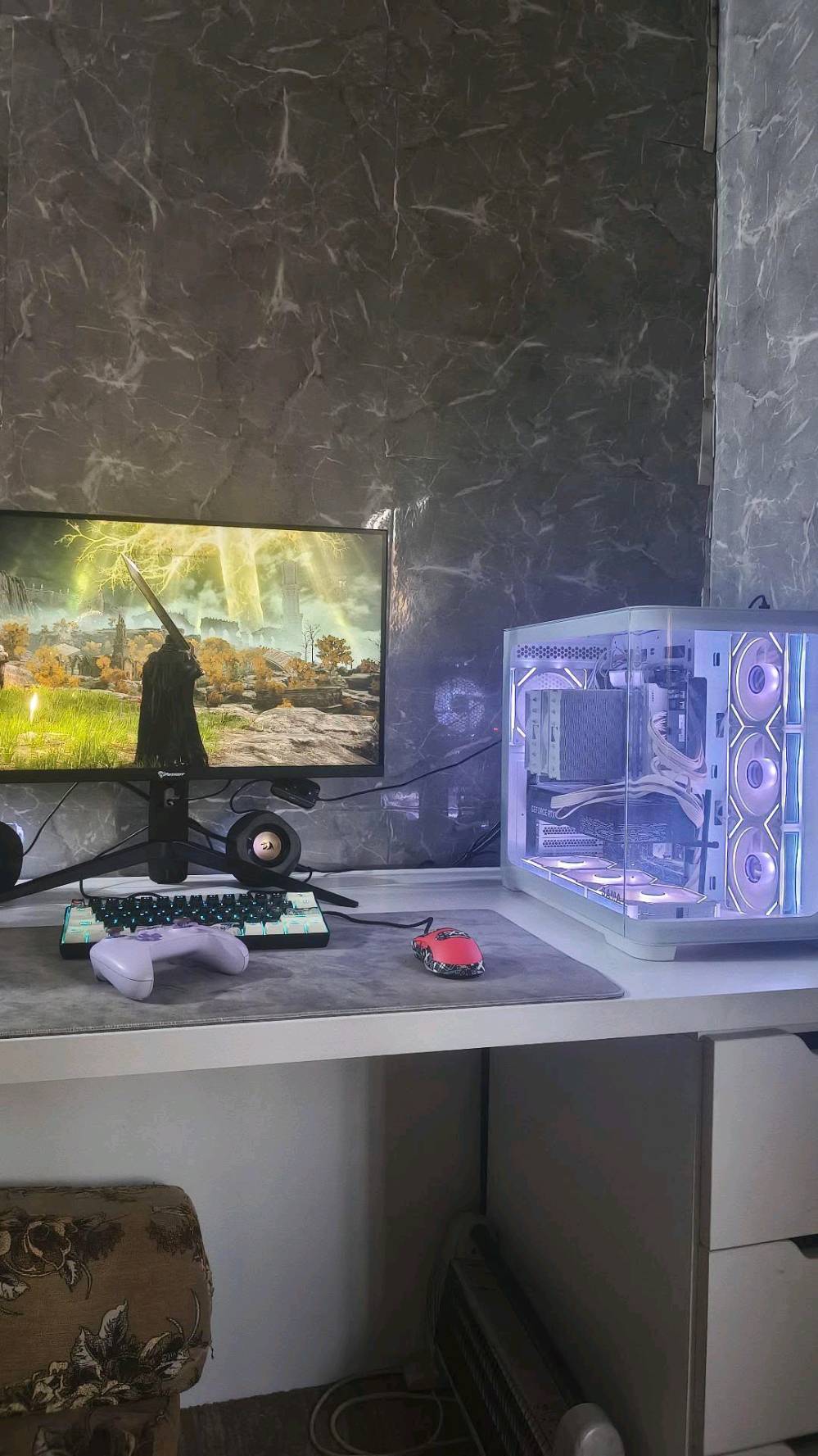 بيسي كرت 5070ti من جلكسي لون اسود ثلاث مراوح RGB قابله للتغير / معالج رايزن 5/7600x مبرد RT620 ARGB مع مروحتين  و ست انابيب تبريد لون ابيض / مذربورد Asus prime b650-plus لون اسود ورصاصي/ رامات 16x2 32g 6000 RGB لون ابيض / تخزين gen4 1T m.2 سرعه 3000 / البورسبلاي لون ابيض 850w gold من segotep / كيس لون ابيض من sama مد تاور زجاجي يتقبل لحد 10 مراوح مع زر تغير الوان المراوح لون المرواح ابيض /