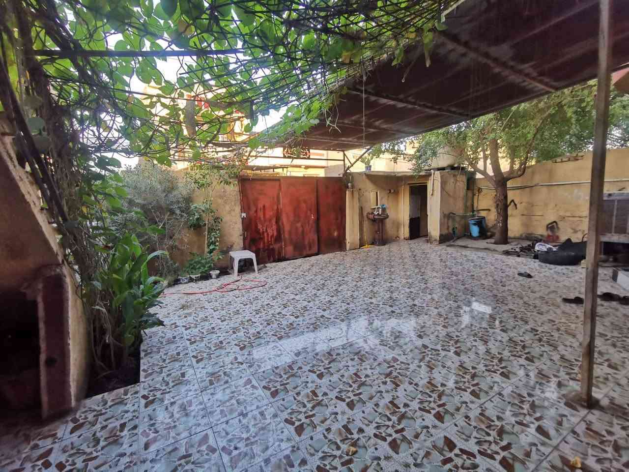 السلام عليكم الدار للبيع المساحه 250 م واجهه 11 ونزال 23 الموقع الدسيم /حي الصدرين  ثاني فرع بالبدايه طابقين في الطابق الارضي استقبال وصاله ومطبخ و 3 غرف نوم وصحيات 
والطابق الثاني 3 غرف نوم وصاله وصحيات 
مع درج داخلي وخارجي يصلح استثمار او سكن 
للاستفسار ***********
