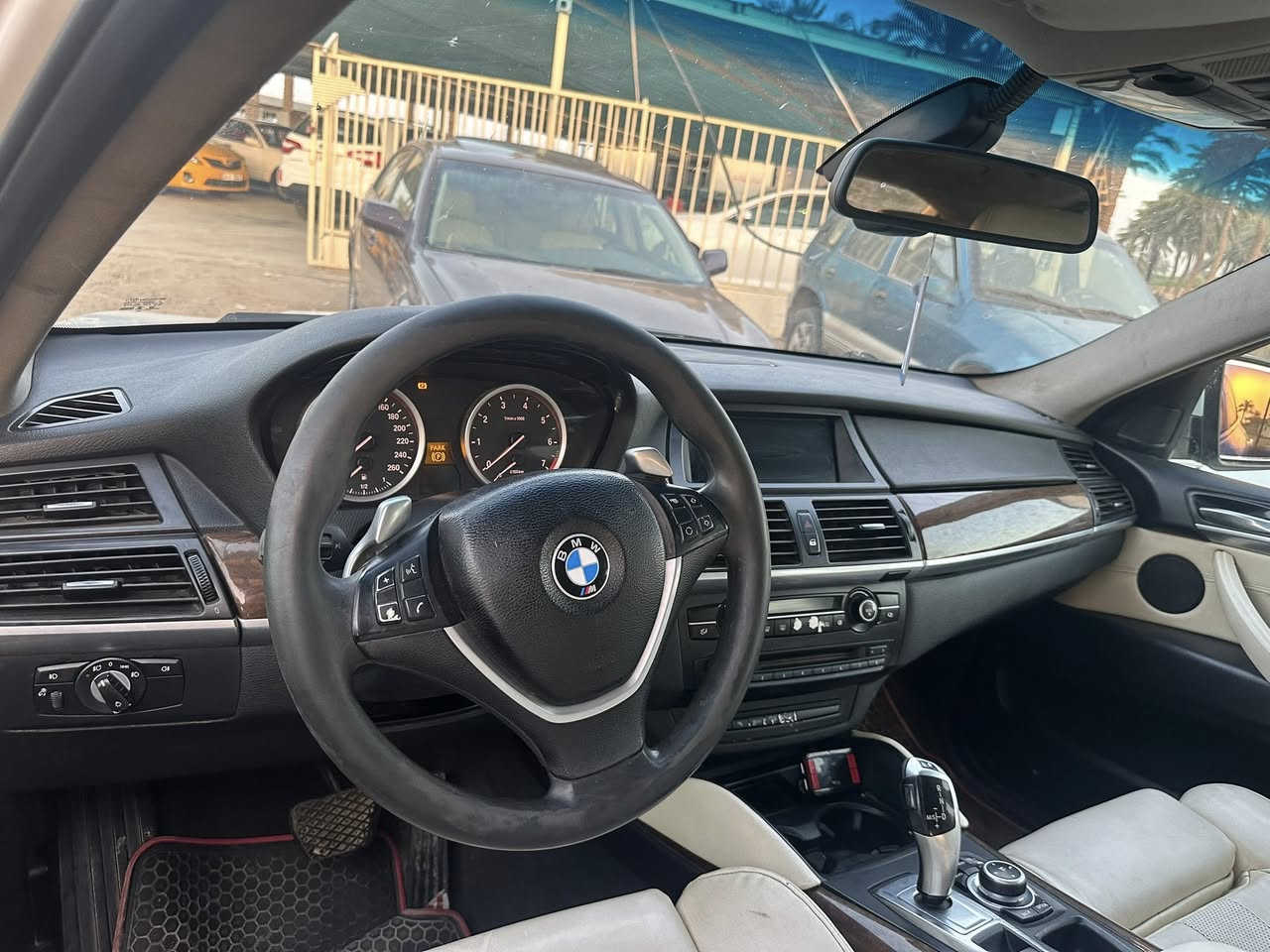 سلام عليكم بي ام دبليو 2010 BMW
رقم أربيل دولي 
مكينه 8سلندر تيربو أقوى محرك مكينه خير من الله 
كير طياره كير خير من الله 
فول مواصفات السياره واحد ع واحد فول مواصفات 
حساسات كامره شفتات كير 
لايت زنون عالي وناصي شفط مري فتحه سقف 
السياره بدون ضربه ولا صبق فقط مبدله بيها بنيد ودعاميه احدث مكفوله من الصبغ والضربه 
السعر 130 وبيها مجال 
رقم الهاتف ***********
العنوان صلاح الدين بلد @إشارة
