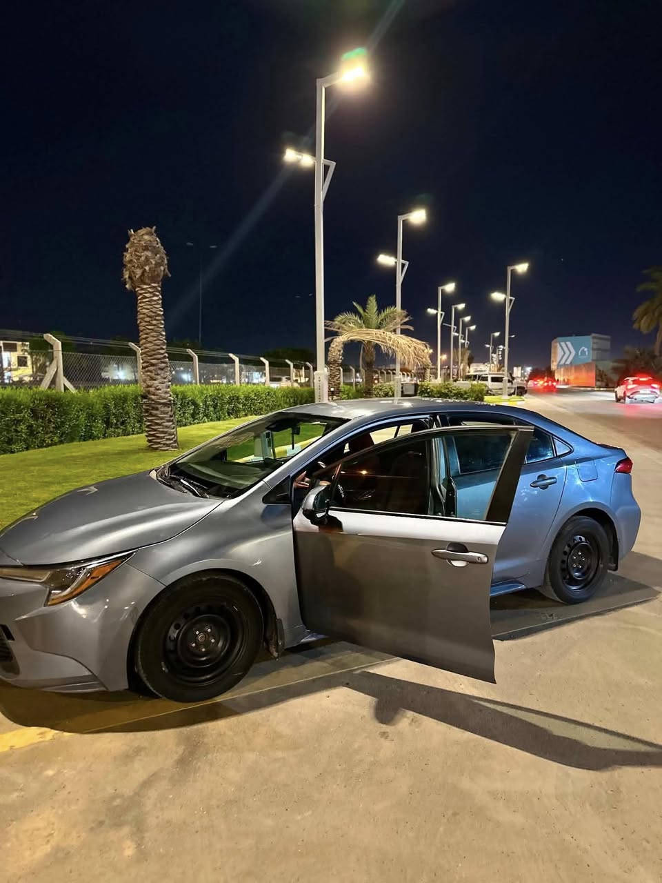 كورلا ٢٠٢١ وارد أمريكي، اقتصادية وحلوة للاستخدام اليومي، محركها غالباً ١.٨ أو ٢.٠ حسب الفئة، صرفيتها للبنزين ممتازة وتمشي ناعم بالخط.

من المواصفات :

* شاشة لمس + Apple CarPlay
* كامرة خلفية
* حساسات
* مثبت سرعة
* رادار وتنبيه مسار بالفئات الأعلى
* جير CVT اقتصادي
* تبريد قوي ومريح 
🚘 

حادثها بابين مبدل وترويج ب قماره من الشحن
ماشيه ١٣٦ الف 
*********** 

للاستفسار أكثر راسلنا خاص 📩

