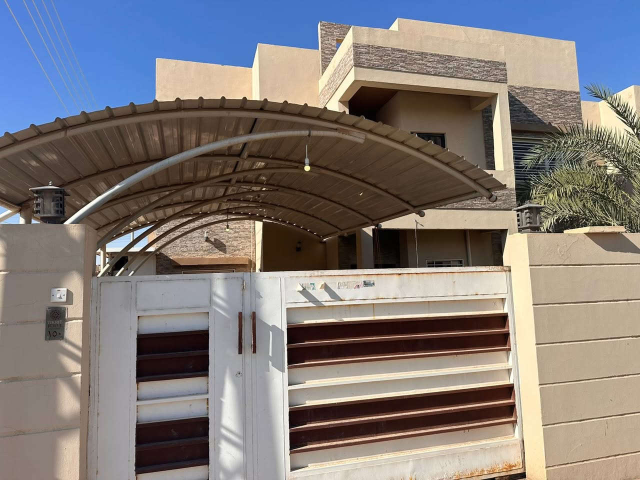 دار للبيع مساحة ٢٥٠متر ركن شارع ٢٠ 🏠
الموقع :تكريت /مجمع الجوهره 
يتكون الدار من ثلاث غرف نوم الطابق الاول غرفة نوم صالة وسطية استقبال مطبخ حار بارد صحيات مناور  حديقة 
الطابق الثاني غرفتين نوم السطح شتايكر 
ثلاث حمامات 
للاستفسار الاتصال على الرقم 👇🏻 
 *********** وتساب
