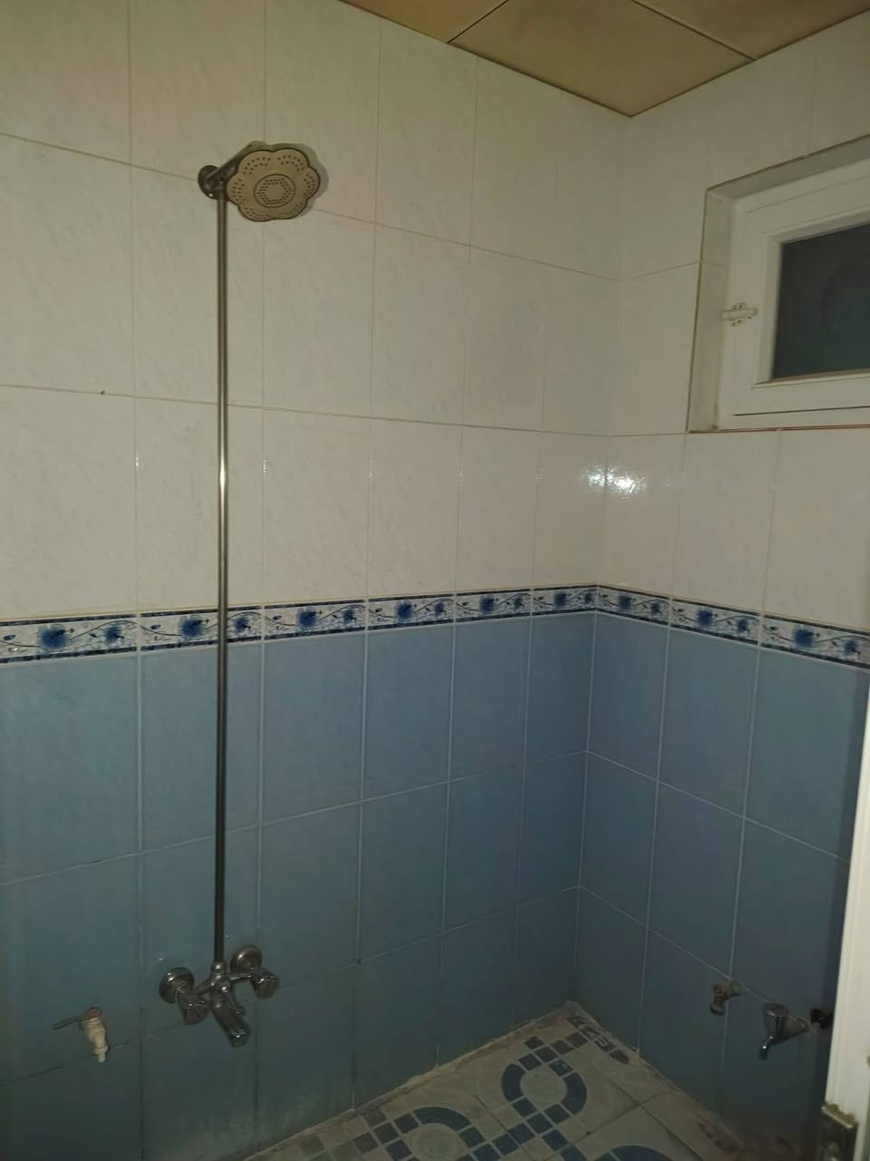 بيت الايجار حي السماح قرب جوري ماركت غرف نوم وهول واستقبال مطبخ و صحيات وكراج طابق الثاني غرف نوم  مطبخ و صحيات ***********/  ***********
