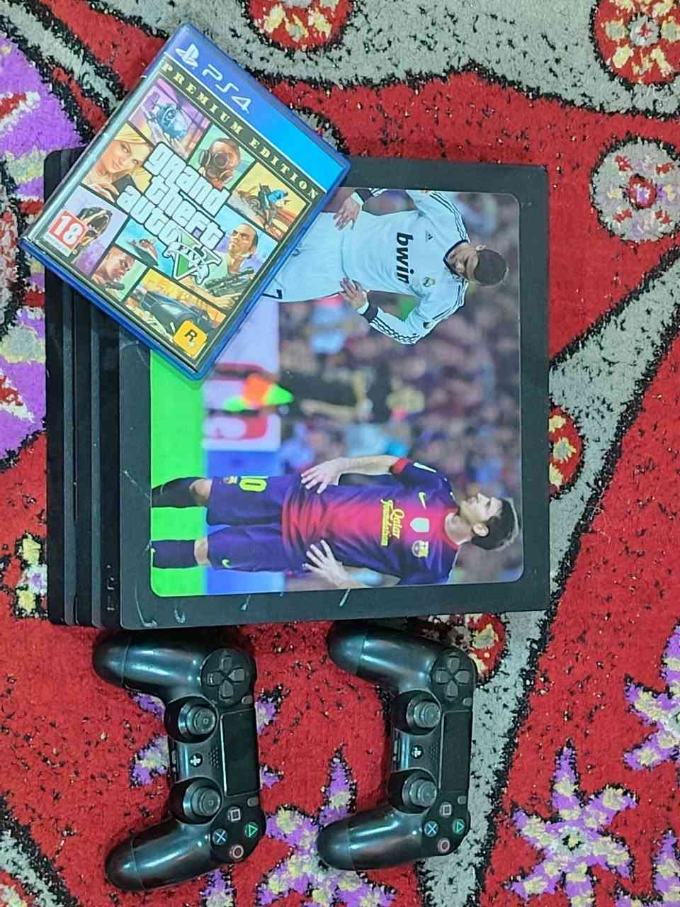 السلام عليكم 
بلي ستيشن فور برو جهاز نضيف مفتوح 
تنضيف فقط  سعر 220
ملحقات
جوستيكات 2 اصليات وحده بيها عطل وثانيه كير يشكل
قرص GTA
كيبلات كامله  مكاني بغداد حي العامل 
رقم /***********
