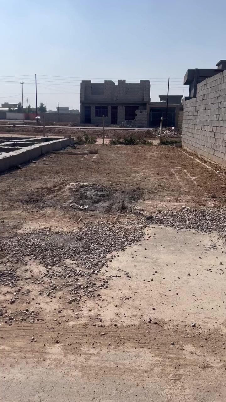 سلام عليكم قطعه ارض للبيع مساحه 100 م واجه 7ونزال 15 خدمات كامله تبليط كهرباء وماء سعر 16 وبيها مجال للشراي الموقع المدائن حي شهداء جنس الارض زراعي ع117 نهايت حي شهداء بصف شارع 30 
***********
