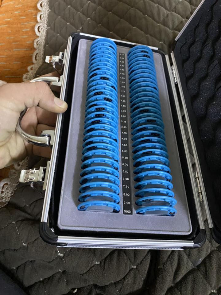 السعر 85 الف متوفر توصيل جميع المحافضات
 تضهر الصورة مجموعة عدسات منشور بصرية (Prism Lens Set) تُستخدم في عيادات العيون ومجال البصريات. هذه العدسات مصممة خصيصاً لمساعدة أخصائيي البصريات وأطباء العيون في قياس وفحص حالات طبية معينة مثل الحول (Strabismus) وخلل التوازن العضلي في العين. 
المواصفات الأساسية للمجموعة:
عدد القطع: تتكون المجموعة عادةً من 58 قطعة من المنشورات المختلفة.
المادة: تُصنع العدسات من زجاج عالي الجودة (مثل زجاج K9) لضمان الدقة البصرية، وتأتي بحواف بلاستيكية ملونة (غالباً باللون الأزرق كما في صورتك).
نطاق القياس: تشمل العدسات ديوبتر منشوري (Prism Diopter) يبدأ من 0.12 ويصل إلى 10.00.
الحقيبة: يتم حفظ العدسات في حقيبة ألمنيوم متينة ومنظمة لتسهيل النقل والحماية.


**إذا كنت صاحب هذا الإعلان وتريد حذفه لأي سبب، رجاءا أرسل رسالة إلى الدعم الفني**