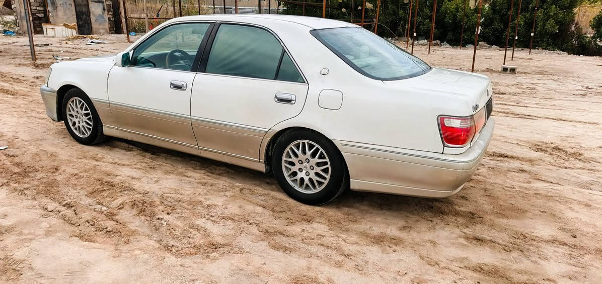 السلام عليكم ورحمه الله
للبيع كراون ملكة.. سياره جاهزة گير مكينه فيفتي شرط تبريد ثلج سبلت دوار تخم تاير جديد غرفه جديده.. 
سعر مناسب جداً 29 
گص جنطه أدوات بيها لوحات فقط 

للاتصال ***********
