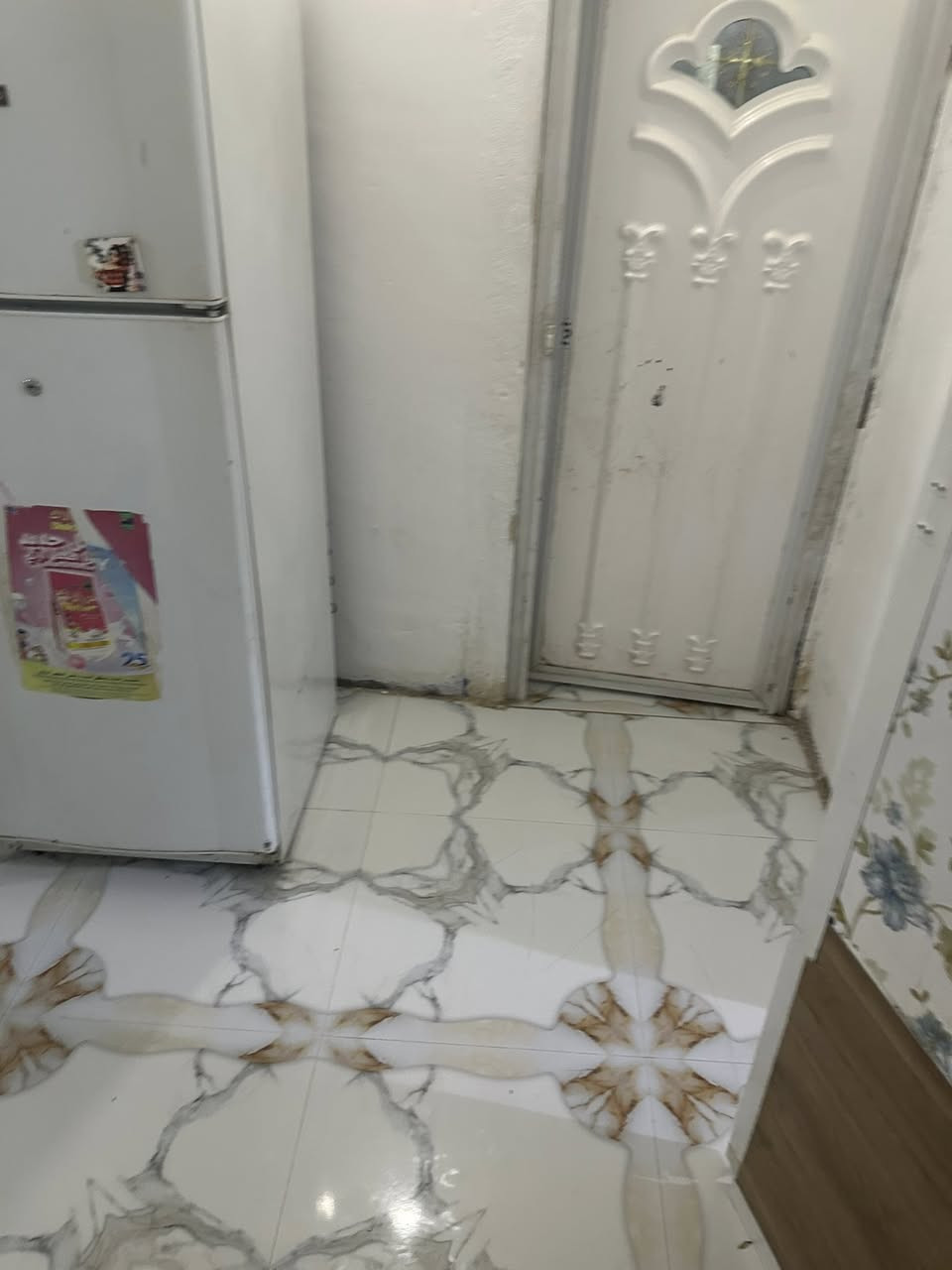 سلام عليكم بيت طابو زراعي البيع المساحه 200متر/يبعد عن الشارع العام 10متار/يتوفر كافت الخدمات /يحتوي البيت علا قرفت نوم /وصاله/ومطبخ /موقع الدار قرب بوابه /***********
