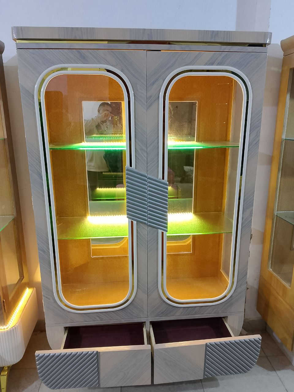 جاهز ع التحميل فورررررررررى 
النيش القشرة الافريقي 
خشب كبس فايبر محمل 
ملزوق قشرة افريقي بالكامل 
وتشطيب بروتان ببرونز
٢ درفة مقاس ١٤٠ سم في ارتفاع ٢٢٠ سم 
تطعيمات استلس 
٢ درج مبطن تنجيد 
ليدات في الضهر 
رجول استلس 
زجاج ٤مل جناب ودلف 
و٦مل ارفف فعلي


**إذا كنت صاحب هذا الإعلان وتريد حذفه لأي سبب، رجاءا أرسل رسالة إلى الدعم الفني**