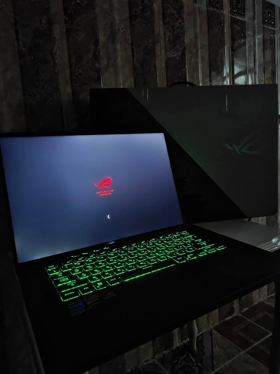 🚀 ASUS ROG Zephyrus G16 (Slim & Powerful Beast) 🚀
💻 المواصفات / Specifications / تایبەتمەندییەکان:

​CPU: Intel Core i7-13620H (13th Gen)

​GPU: NVIDIA GeForce RTX 4070 (8GB VRAM)

​RAM: 16GB DDR4

​Storage: 512GB NVMe M.2 SSD

​Display: 16.0" WUXGA (1920x1200), 165Hz, 16:10 🖥️

​Battery: 90Wh 🔋

​🇸🇦 العربية:

الجهاز مستخدم نظيف جداً وبحالة ممتازة! تصميم نحيف وأنيق مع أداء جبار للألعاب الثقيلة، المونتاج، والهندسة وبسعر مميز.

​☀️ کوردی:

لاپتۆبێکی بەکارهاتووی زۆر خاوێن و بێ کێشە! دیزاینێکی تەنک و سەرنجڕاکێش، ئەدایەکی یەکجار بەهێز بۆ یارییە قورسەکان، مۆنتاژ و ئەندازیاری بە نرخێکی گونجاو.

​☎️ للتواصل / بۆ پەیوەندی (WhatsApp & Messenger):

📞 ***********

​📍 الموقع / ناونیشان:

كركوك، بنجا علي / کەرکوک، پەنجا عەلی

​👑 Khubaib Laptops - شركة خوبيب للابتوبات
