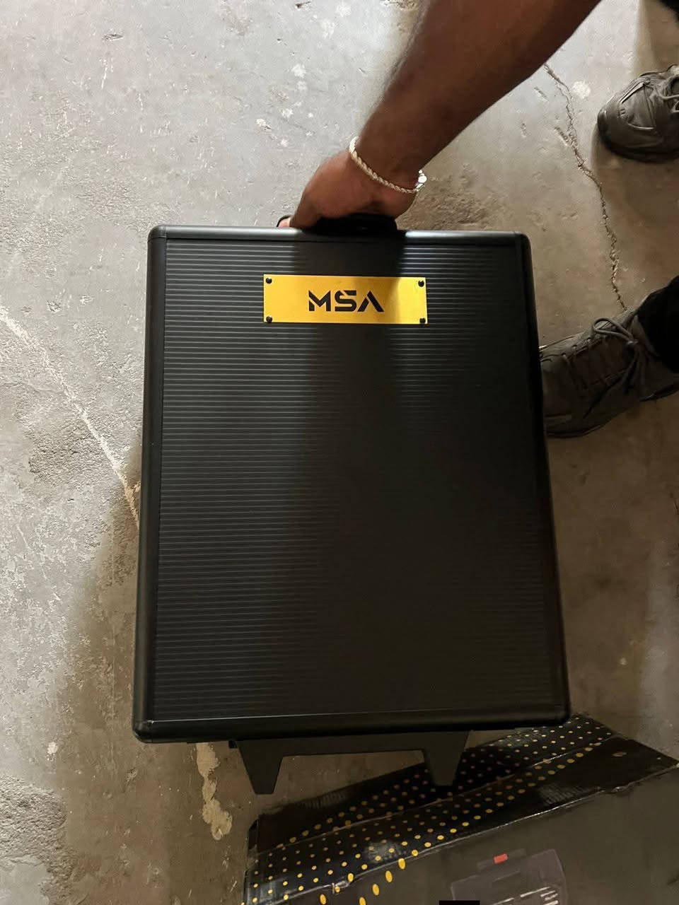 عدة يدوية تحتوي على 610 قطعة كلها اصلية ومطابقة للصور 100٪
السعر 150 وبيها مجال بسيط للشراي 

مكاني النجف الاشرف 

للاتصال على الرقم ***********
