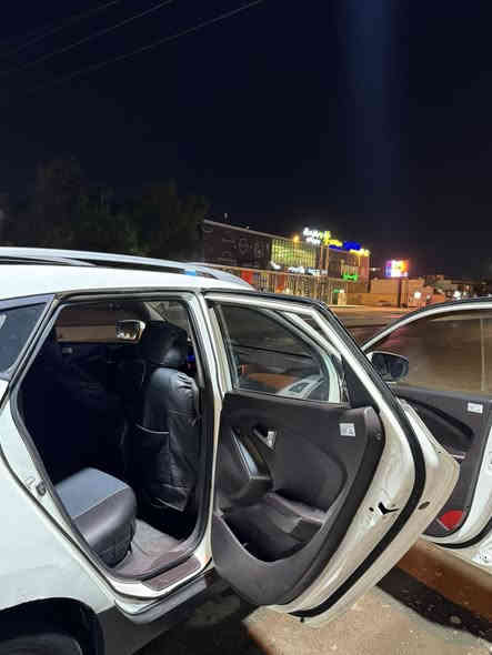 سلام عليكم توسان موديل 2013 خليجي بيها حادث قبغ جنطه اهنا بلعراق وصبغ عام جماليه كير محرك مكفولات ومحرك 2000 ومواصفات السياره شاشه تحكم ستيرن كامرا خلفيه بنوراما مكان السياره بغداد  السعر 120 وبيها مجال 
رقم التلفون ***********
