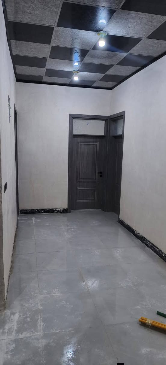 السلام عليك للبيع بيت مكون من ربعه7×4غرفه عدد2 مطبخ وهول وصحيات بيوت زيرو مامسكون واصل ماء كهرباء وتبليط ارضيه بورسلين ابواب تركي شغل درجه اولى سعر البيت 50مليون وبي مجال قليل للستفسار الاتصال على رقم ***********مكان الشرقاط بعاجه قرب المعارض الجديده
