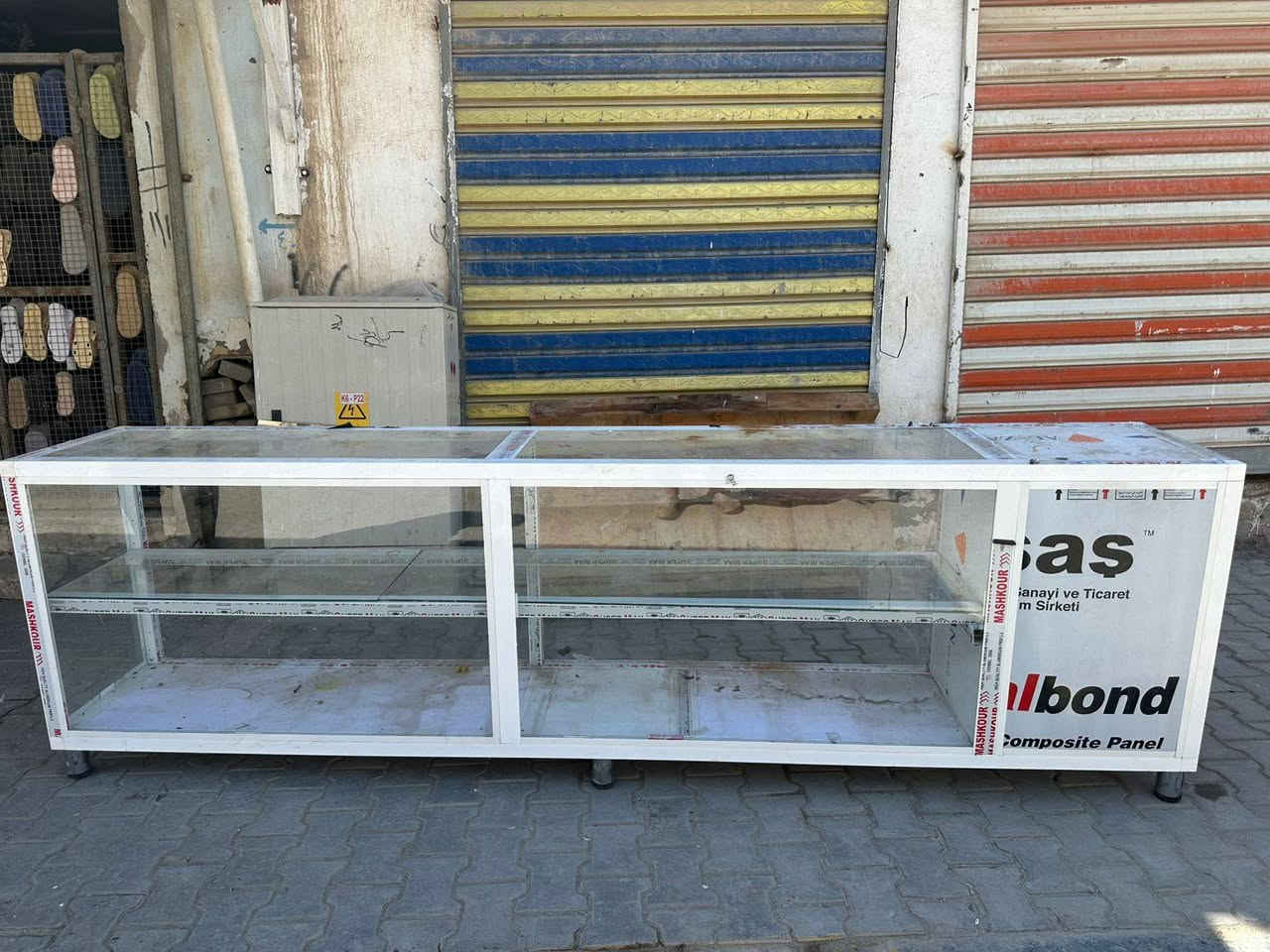 بسم الله الرحمان الرحيم
رفوف خشب أبيع
و ميز جام و دخل
***********
