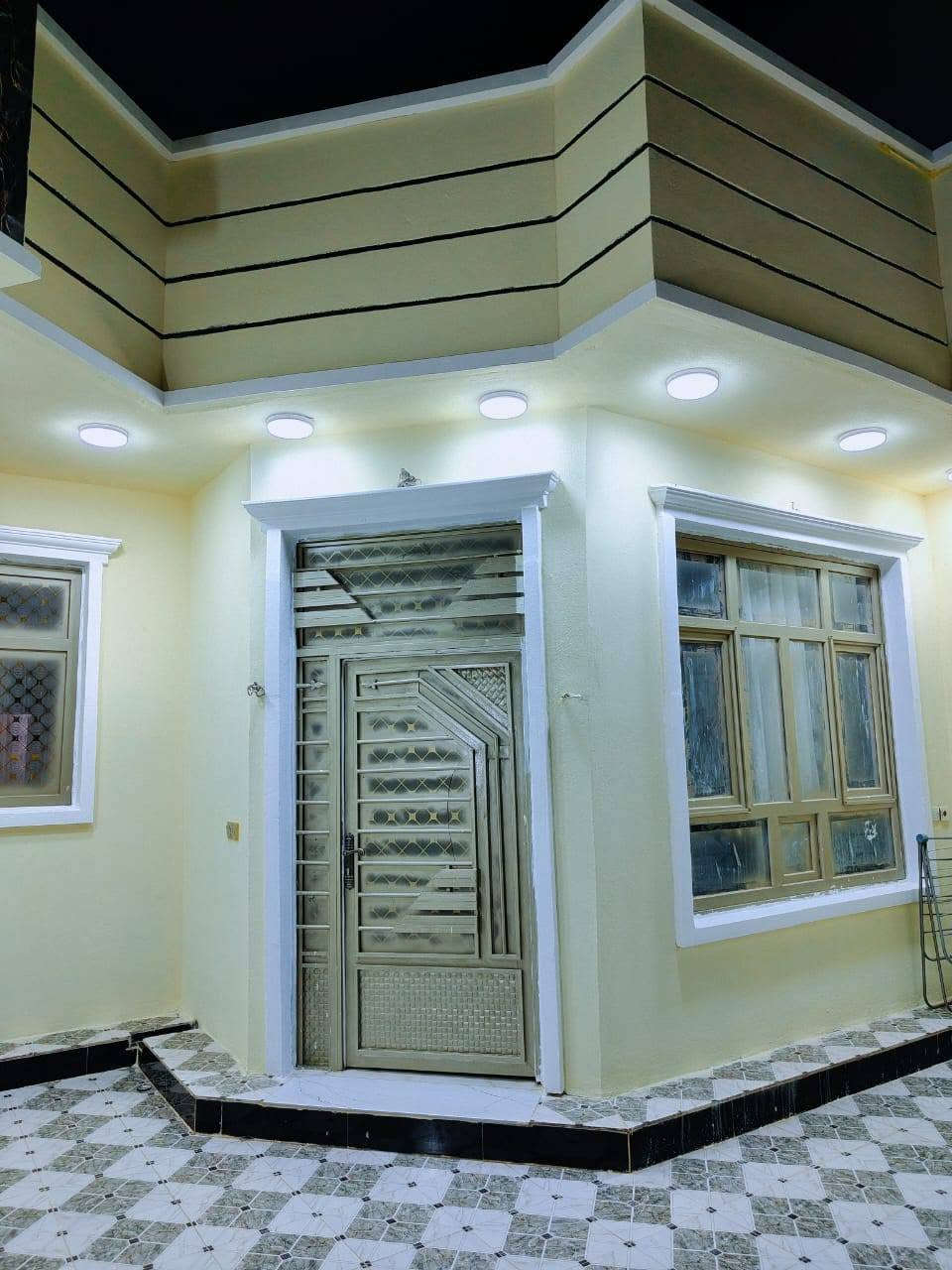 السلام عليكم
بيت للبيع مستعجل مساحه 160 متر نزال 21 وعرض 7.5

البيت يتكون من كراج سياره 7x4

غرفة خطار 7X4  صاله 4x7 مجمع صحي

منور 1.5x5 غرف ثنين 4x5 خدماة كامله

العنوان حي الفرسان مجاور  كلية الحضاره
***********
