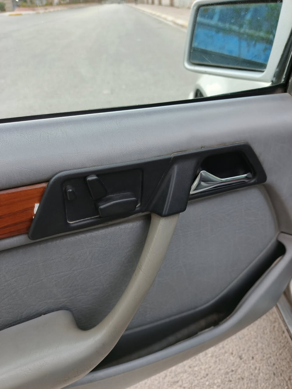 سلام علیکم  mercedes benz وارد یابان
حجم  300se
مودیل 1991 بلاد
تبرید شغال كشن كهربا سستم غاز ئیطالی
محرك بطه  3000 كیر محرك شرط
مابی ضربه ولا خیاس صبغ عام للجمالیه
سنویه ولرقم جدید بطاقه بنزین و غاز 
تایرات جدید 
مابی مصرف 
تخم لایتات زینون 
مكان كركوك 
0751 822 8122
 السعر 70 وبی شویه مجال
اذا مو مشتری لاتزعجنه مع احتراماتی
