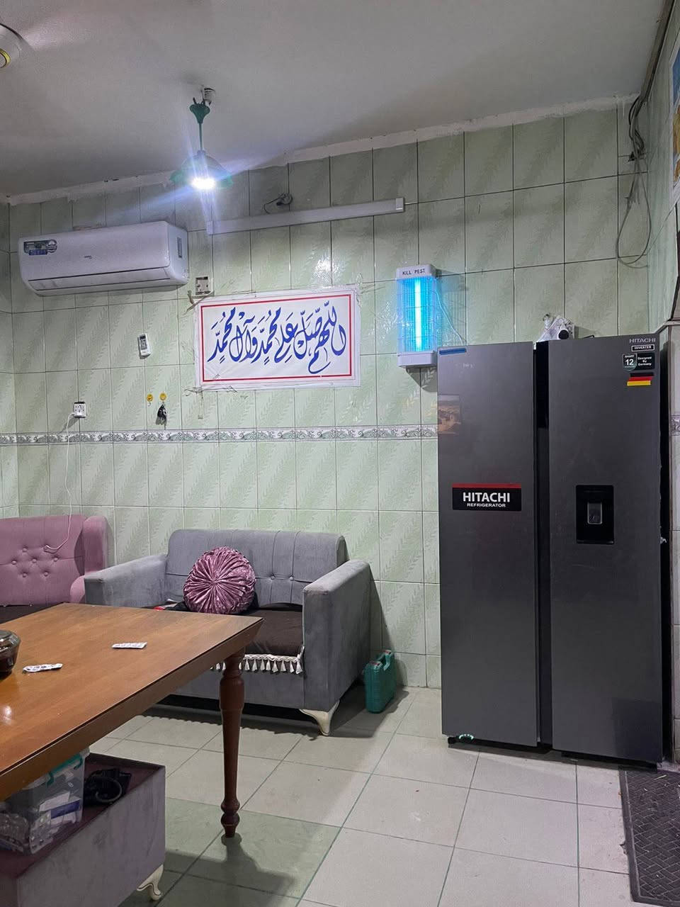 السلام عليكم 
الموقع: بابل شارع المهندسين شارع أم البنين  أول فرع على اليمنه من جهة المهندسين 

مساحة البيت 300 
يحتوي الطابق الأرضي على طارمة + مطبخ حار وبارد 
غرفتين + صالة كبيرة + صالة صغيرة 
ومطبخ حار وبارد ومجمع صحيات 
الطابق الأول يحتوي 3 غرف وصحيات + وغرفة صغيرة مخزن ..وسطح 
ودرج سطح عالي 

للاستفسار على الرقم 
***********
