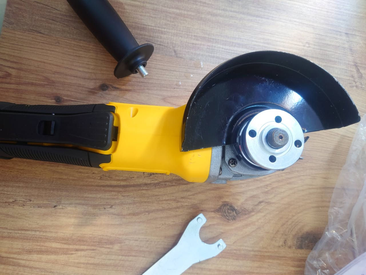 كوسرة شحن ديولت اصلي امزون
السعر 25الف قفل 
جديد غير مستعمل 
واتساب ***********
