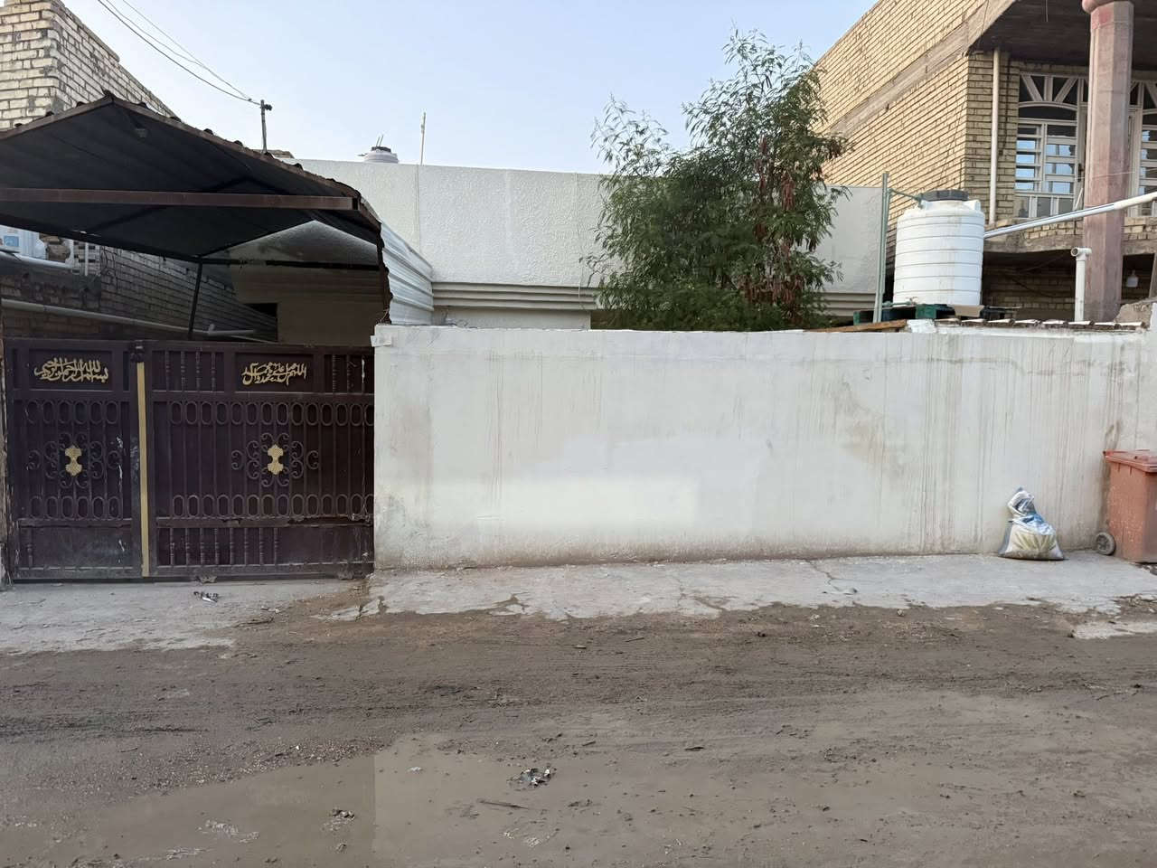 السلام عليكم
يتوفر دار سكني طابو زراعي سند 25 للبيع مساحته 200م  يحتوي على غرفتين نوم وصالة واستقبال ومطبخ ومجموعة صحية داخلية وخارجية موقعه في المسيب / حي المصطفى - شارع المطحنه بالفرع الي مقابل مولدة مصطفى عواد  السعر المطلوب للبيع 90 مليون للاستفسار الاتصال بالرقم *********** او مراسلة الصفحة
