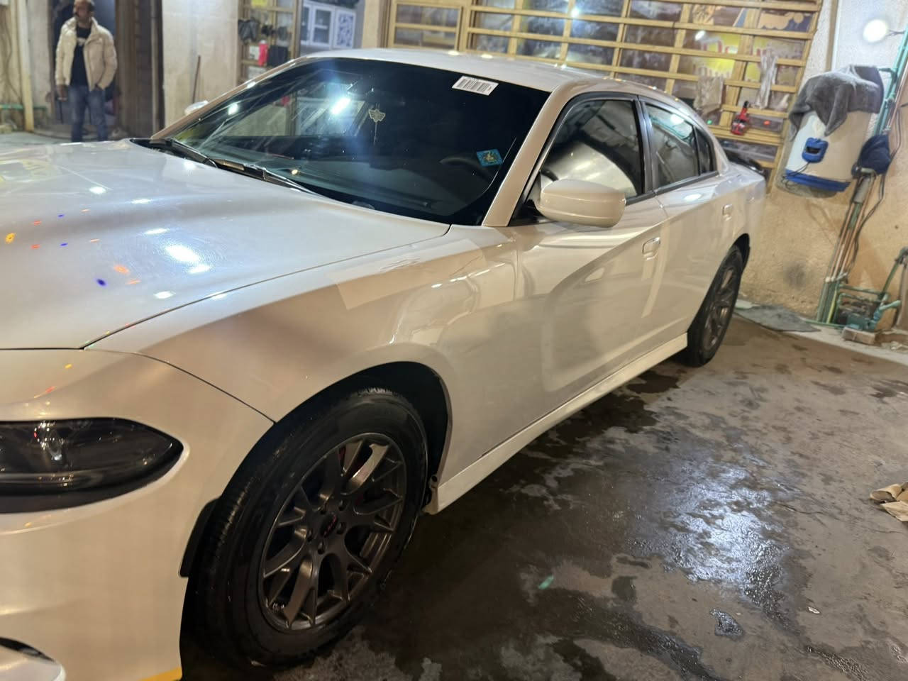 سلام عليكم  جارجر موديل 2015 كلين تايتل مكفوله كفاله عامه من فتح وبارد وصبغ فقط حدثته عل ايدي  كير ومكينه مكفولات رقم بغداد نكليزي تحويل شوكت متريد ماشيه 93 مواصفات شاشه جبيره كشنات حضن كهرباء كامره حساسات منضومت زنون شادله وتخم تاير سياره جاهزه للخير مبيه اي نقص غرفه جديده بلعافيه عل ياخذه سعر ١٨٧ وبيه مجال *********** مكاني كربلاء
