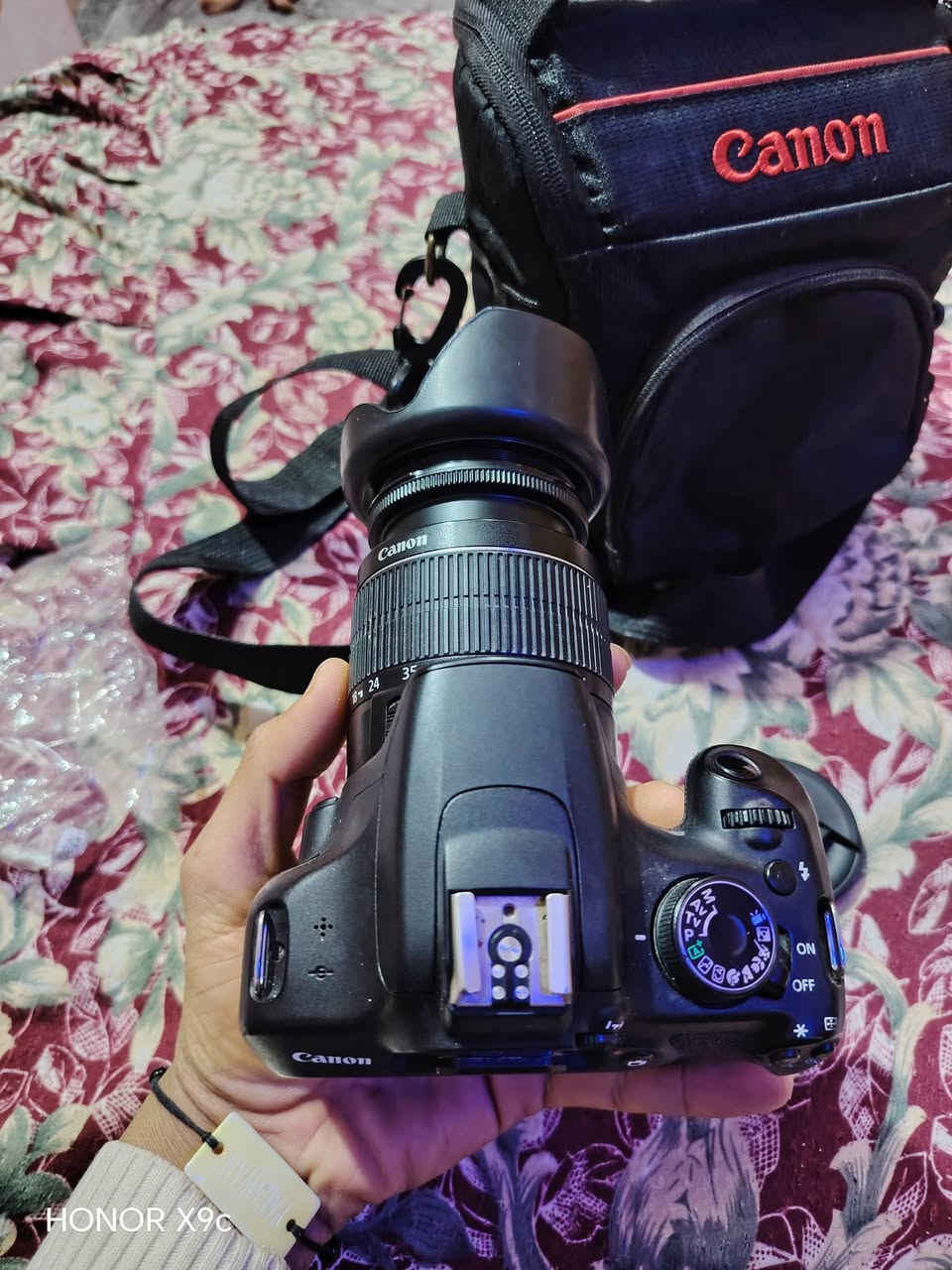 كامره جديده نضافتها 100 %
مشتريها قبل 10 تيام ما مصور بيها 
سعرها 350 وبيها مجال 
مكان بصره قرنه شرش 
 ***********
