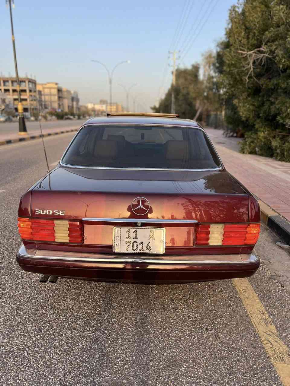 بسم الله ماشاء الله
مارسدس جامبو بيع 
اللون مميز غرفه جلد جديده بيجي 

حجم 300SE
موديل 1989
رقم بغداد شبه مميز
دبل مروحه 
دبل هورن 
اريل كهربائي 
كشنات كهرباء 
ستيرن كهرباء 
مري كهرباء 
جام كهرباء
سلايت طكتين
سنتر لوك 
قواعد دبلات بلاد
كير مكينه بلادي مكفول 
صدر اكسل تخم تاير جديد 
كهربائيات كلها جاهزه 
مصبوغه جماليه بلا ضربه  
منضومه ماء وبانزين كله جديد 
تبريد ثلج تدفئه
السعر 95 مكاني نجف مكلف بنشر اتصل وبيك خير وتدلل ***********
