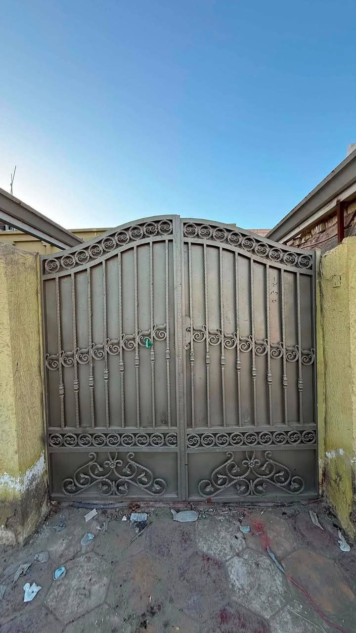سلام عليكم
باب خارجيه  ارتفاع مترين و 30 
عرض تلاثه متر 
شغل ثگيل و درجه اوله كامله هيه والچرچوبه 
مكاني نجف الحيره 

***********
