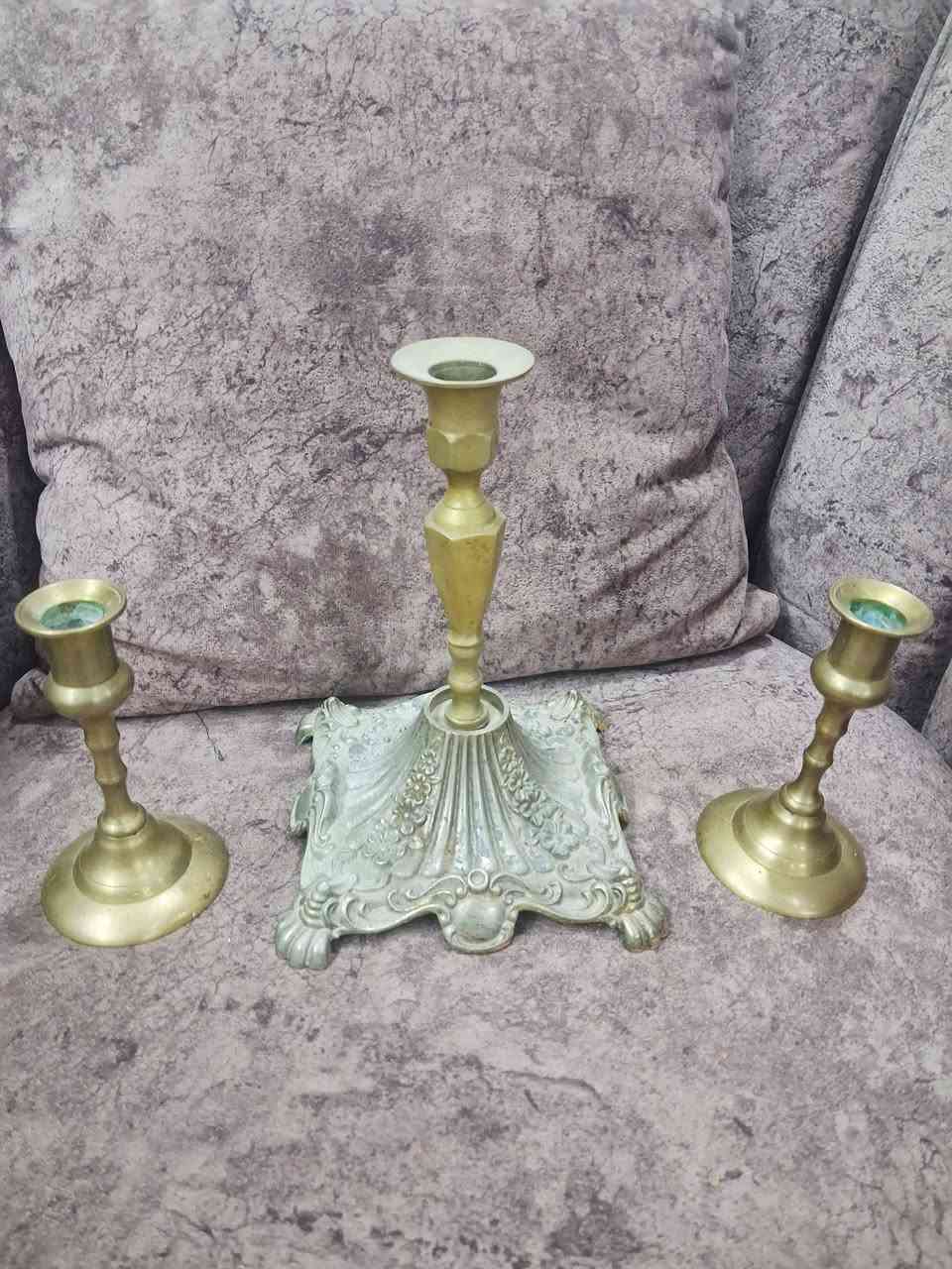 ✨ طقم شمعدانات نحاس قديم – قطعة فخمة لعشّاق الأنتيكا ✨
طقم مميز مكوّن من 3 قطع:
🔸 شمعدان كبير بقاعدة مزخرفة بتفاصيل كلاسيكية أنيقة
🔸 شمعدانين حجم أصغر بتصميم متناسق
مصنوعين من النحاس الثقيل، تفاصيلهم راقية ولمسة الزمن معطيتهم طابع أنتيك فاخر 👑
مناسبين للديكور الكلاسيكي، المداخل، الطاولات أو جلسات الضيافة.
📩 متوفر للبيع بسعر مناسب – للاستفسار خاص.


**إذا كنت صاحب هذا الإعلان وتريد حذفه لأي سبب، رجاءا أرسل رسالة إلى الدعم الفني**