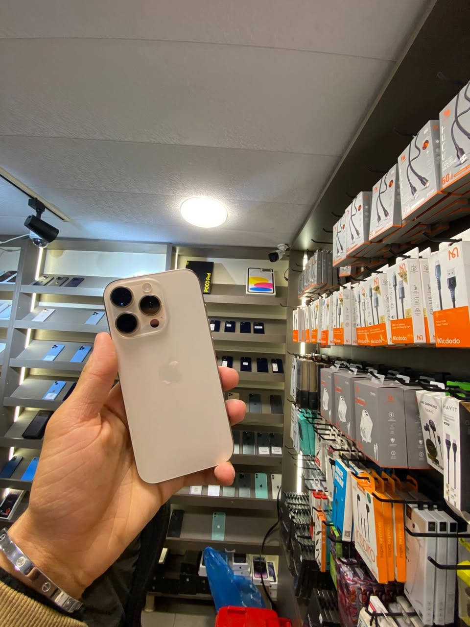 � للبيع: آيفون 16 برو (مو ماكس)
جهاز نظيف جداً والاستخدام خفيف، فرصة ممتازة للي يريد جهاز حديث بسعر مناسب.

المواصفات:
 • الموديل: آيفون 16 برو
 • السعة: 256GB
 • صحة البطارية: 94%
 • عدد مرات الشحن: 312 مرة فقط
 • تم تبديل الشاشة فقط
 • الجهاز شغال ممتاز وما بيه أي مشاكل

📍 الموقع: البصرة
📞 رقم الهاتف: ***********
💵 السعر : 850 ألف
سبب البيع: بحاجة إلى سيولة (فلوس).
✨ الجهاز نظيف وجاهز للاستخدام
