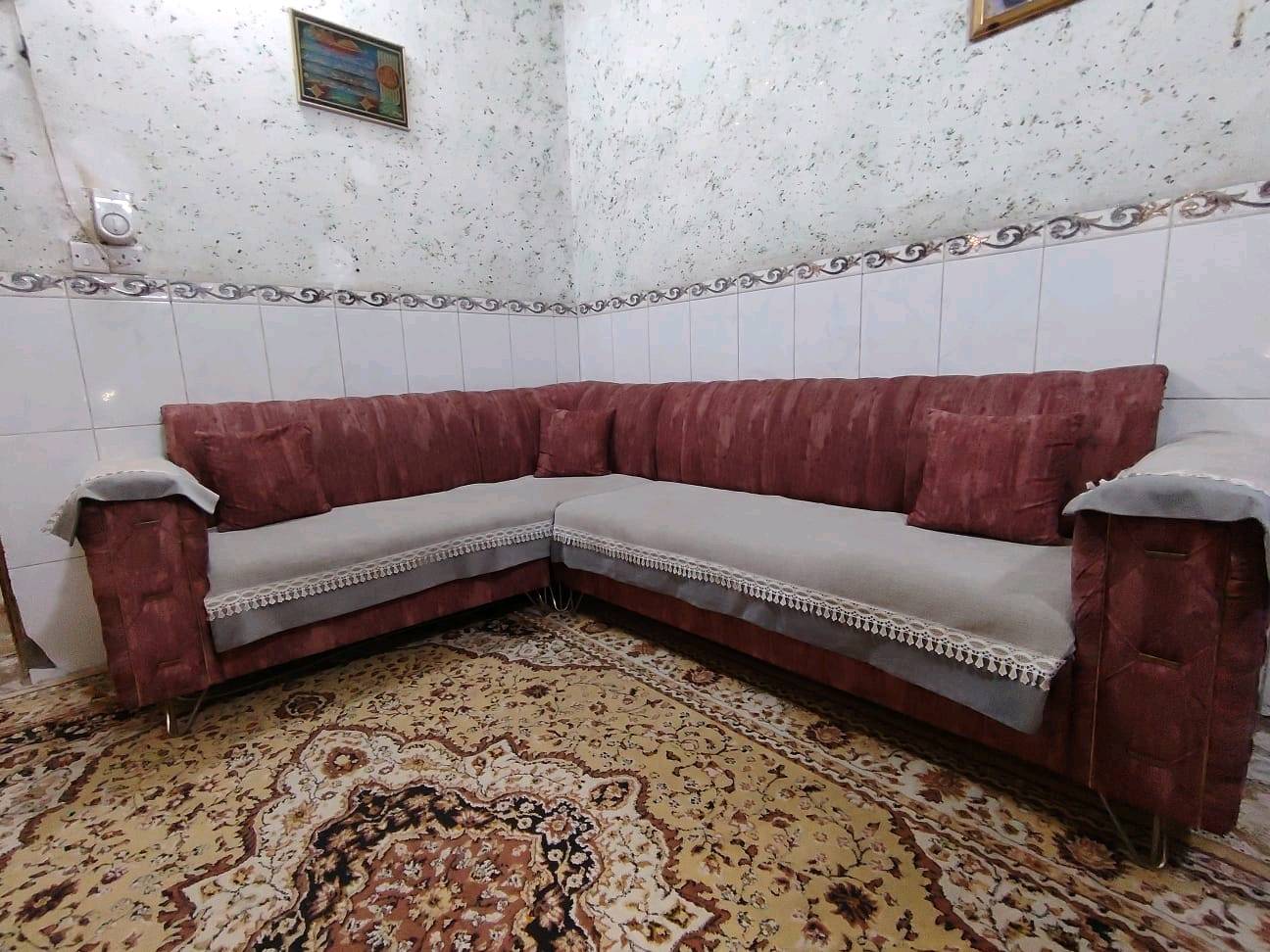 تخم للبيع نضيف 
مكون من 4 مقاعد +مقعد مختلف اجمالي 5مقاعد
بغداد /القاهرة 
350
شنو اسم/نوع الموديل بالضبط؟ وإذا أكو عدد القطع أو المقاسات التفصيلية للكنبة ممكن تذكرها؟: 
تخم 
المكان وين بالضبط حتى المشتري يعرف منين يستلم؟: 
القاهرة 
السعر شكد؟ وهل قابل للتفاوض لو لا؟: 
350 
الاستلام والتوصيل شلون عندك؟ أكو إمكانية توصيل داخل نفس المنطقة أو بغداد؟: 
لا يتوفر توصيل 