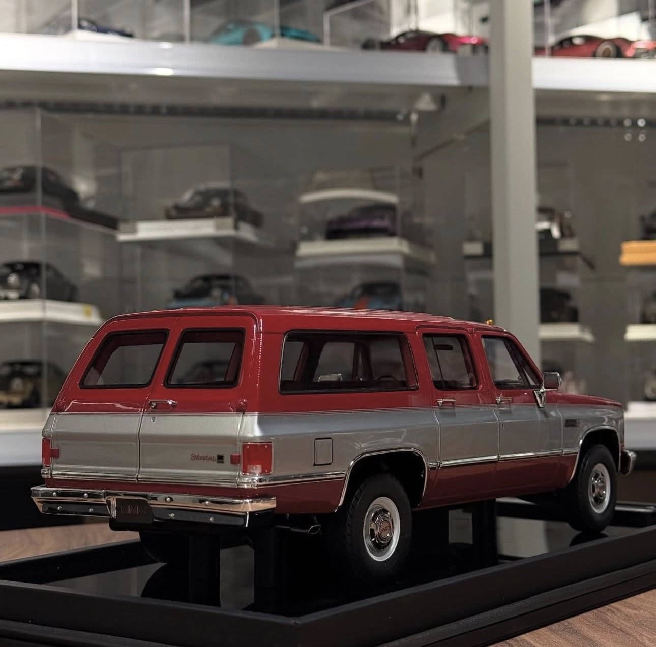 هذا مجسم لسيارة جمسي سوبربان (GMC Suburban). 

سيارة لاتقدر بثمن شكل وتفاصيل  واناقة عالية الدقة لايمكن وصفها من اروع السيارات المصغرة

الموديل: 1984

اللون: أحمر وفضي بلونين. 
الخامة: المجسم مصنوع من المعدن وله وزن ثقيل. 

بمقياس 1:18. 

الميزات: يأتي مع قاعدة عرض من الجلد الطبيعي وصندوق عرض من الأكريليك. 

الإصدار: قد يكون إصدارًا محدودًا، حيث توجد نسخ محدودة مرخصة رسميًا من شركة جنرال موتورز (GMC). 
الوكيل الحصري في السعودية 

حاليا متوفره في بغداد 

يوجد خدمة توصيل داخل بغداد فقط
***********
