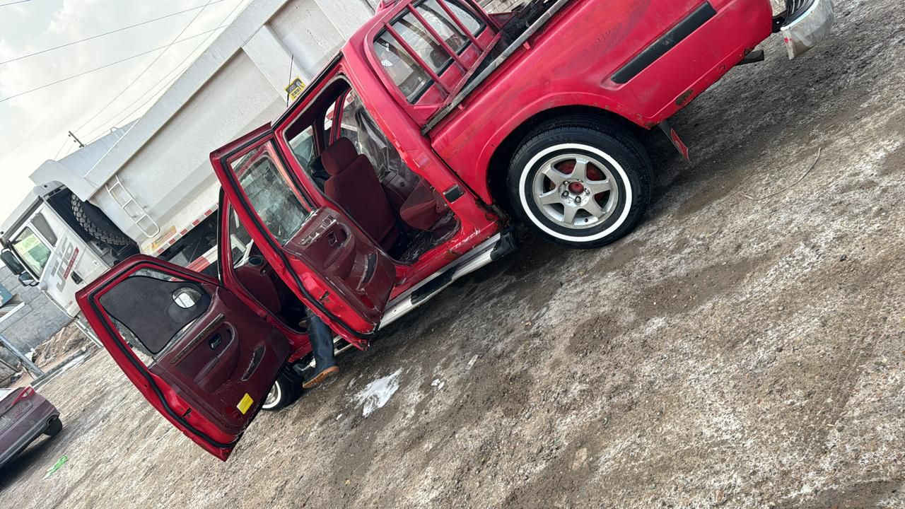 السلام عليكم للبيع مديل 2013 
سيارة حلوة وجاهزة  مكينه جديدة ستوني شديته 
تخم تاير جديد   سنويه بعدة مامنتهيه  
باسم مرة موجودة 
العنوان : البصرة 
السعر : 28 وبيه مجال الطيبين 
الاستفسار والتواصل صاحب الرقم 
***********
