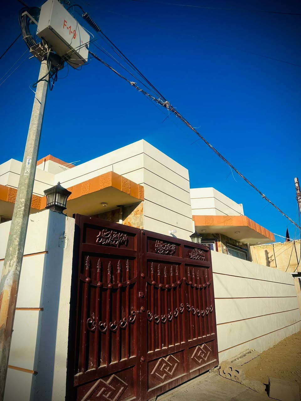 السلام عليكم يتوفر بيت مساحه 240 بيت ومشتمل البيت الاو ل يتكون من مطبخ صاله واستقبال غرف نوم عدد 2 وحده جوه وثاينه فوك وحمام وحده ومنور وصحيات عدد ثنين داخلي وخارجي ول مشتمل يتكون غرفه نوم مطبخ استقبال وحمام وصحيات داخلي وخارجي يعني  يفيد ل عائله جبيره يتكون من بيت ومشتمل نفس ما كلت سابقا طابو صرف باسمي تحويل مباشر 
موقع ل بيت قرب شارع ل كرينات شارع ٦٠ ل عام ومدخل ثاني له من شارع مكاتب رئيسي لبيت باسم شخص واحد حصرا
البيت موقعه ركن شارع مالته عرضه ١٥ متر ومصور كذالك 
بناء حديث وكآمل عل اخير توفر يمه كامل خدمات من كل شي 
للاستفسار خاص ماعدي ولا واتساب فقط 
اتصال وتدلل
***********
