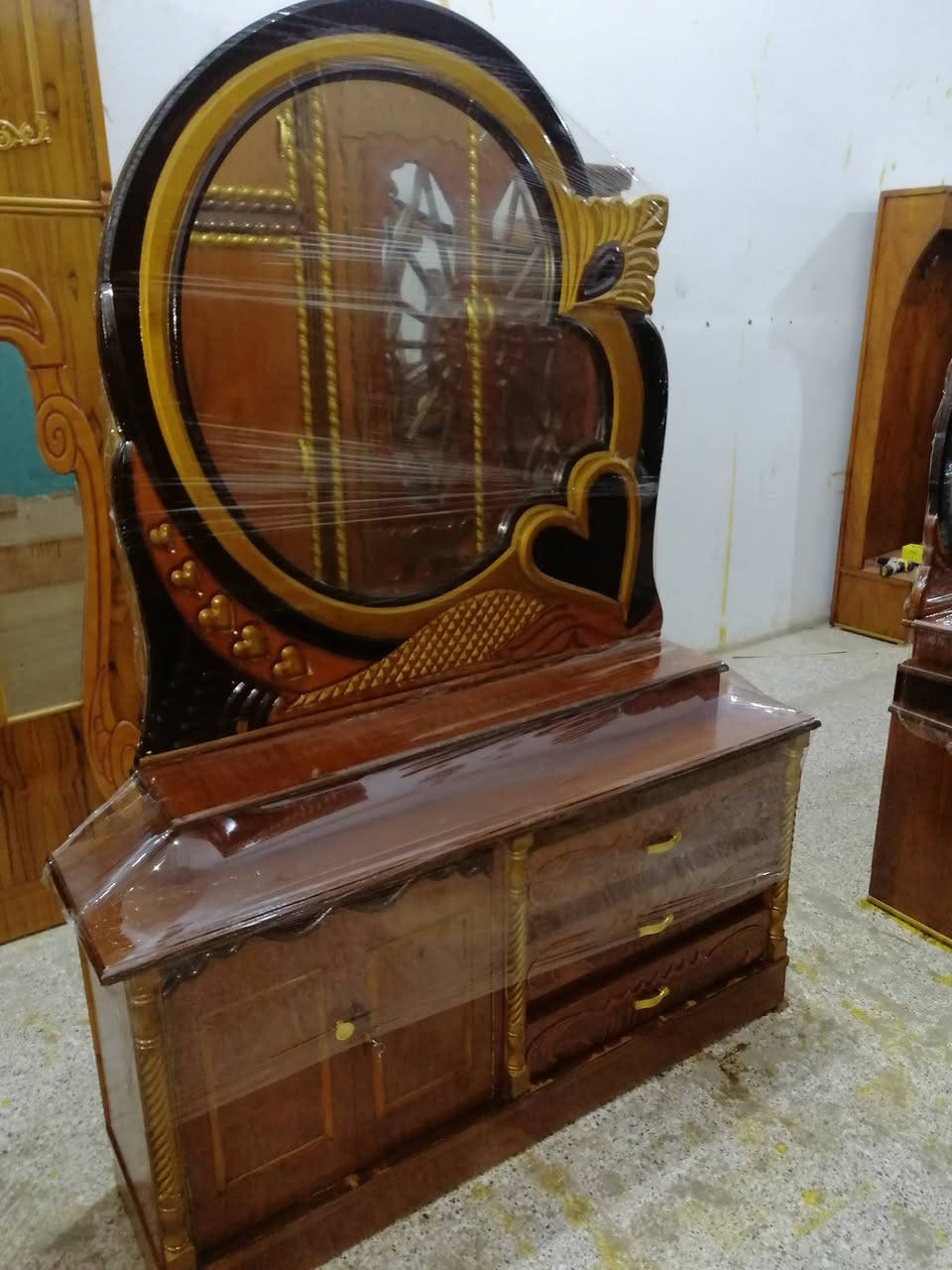 السلام عليكم غرفه للبيع ٦باب طابقين توصاه صاج داخل خارج ظهر جرجوبه صاج نظيفه جدا السعر ٧٧٥ الف وبيه مجال العنوان بعقوبه كاطون الرازي شارع ابو رباح قرب مرطبات لسيد مزاد ابو كرار الغريباوي ***********
