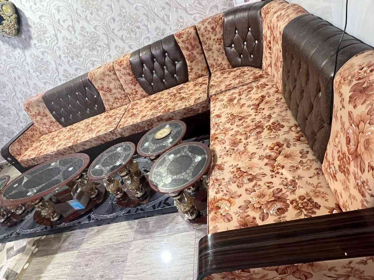 ديوان نظيف مع الطبلات شرط المدافع للبيع
***********
