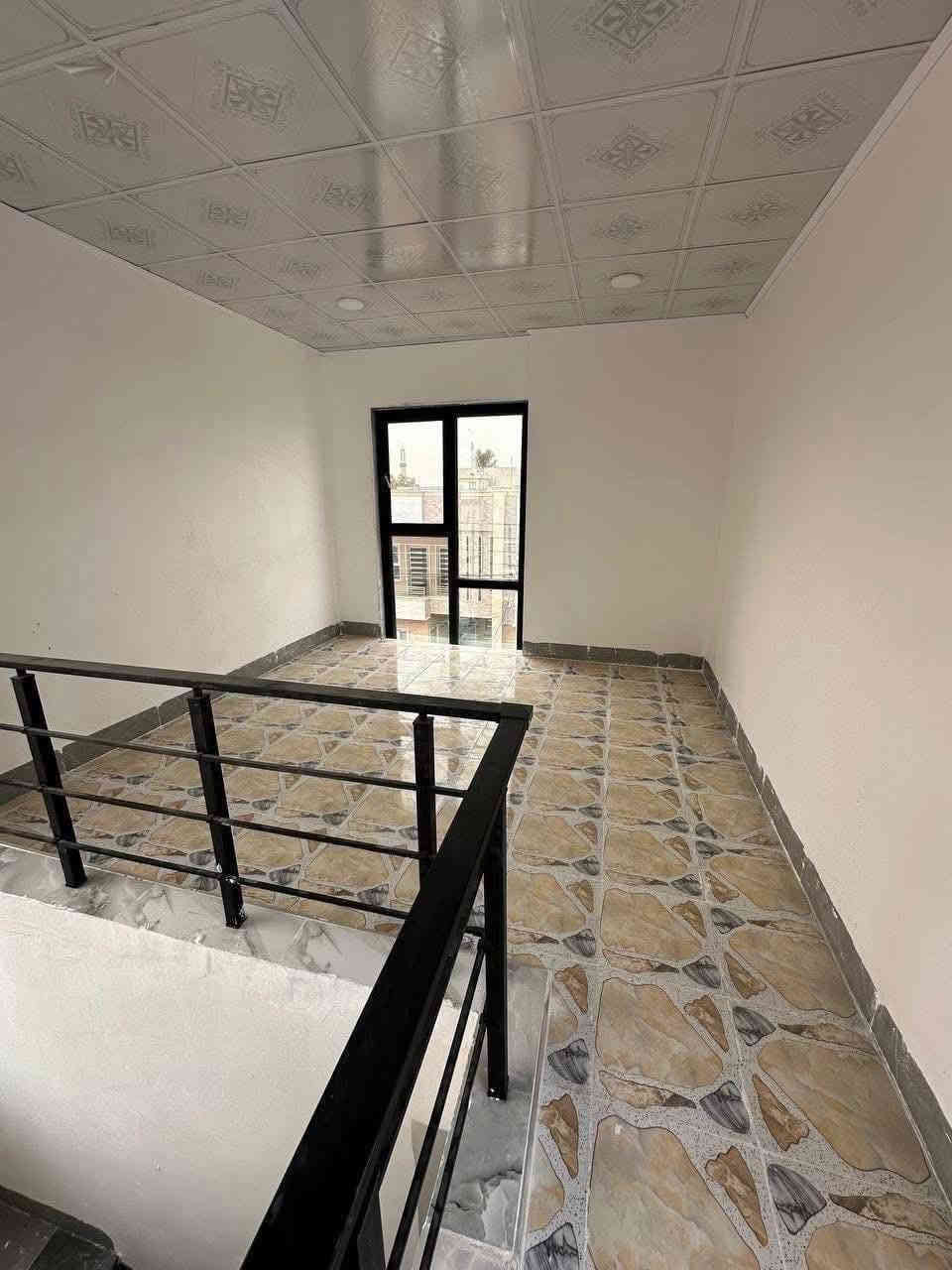 السلام عليكم ورحمة الله وبركاته #مكتب_الغوالي
🔹 بيت للبيع في حي البكر قرب جامع شهيد مجول

🔹 المساحة : 88م ، الواجهة : 8م ، ركن

🔹بناء حديث طابقين 4 غرف نوم 

🔸 سند طابو ملك صرف شرط تحويل وقرار تمليك

ط1 : استقبال ، مطبخ + صالة ، غرفة نوم ، صحيات

ط2 : ثلاث غرف نوم وصحيات وبيتونه

البيت يحتوي على كافة الانظمة الحديثة -

دكتات - سبالت - غسالات - انترنيت - دشات 

للاستفسار اكثر مراجعة #مكتب_الغوالي الكائن في حي السماح الاركان قرب مدرسة السماح الابتدائية وقرب مول القمة او الاتصال على الارقام تالية -

***********

***********
