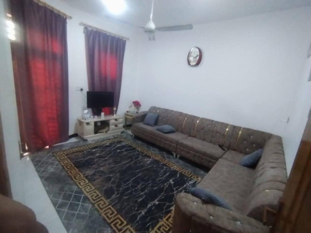 بيت للبيع بحي الجامعه قرب مجمع حيدر حجي هندي مساحته 100 متر بناء جديد بي غرفه وصاله وبراني وصحيات كامل خدمات الاتصال ***********

