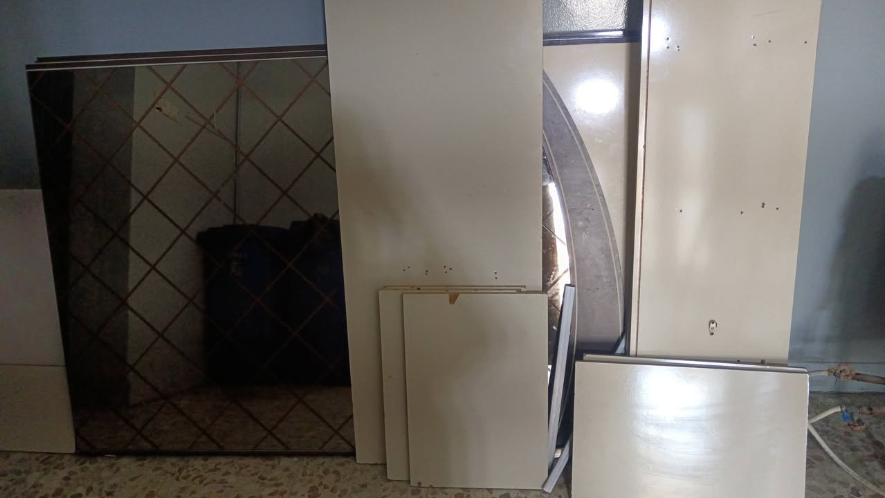 عند ي كنتور تركي وميز تواليت ب٩٠ صورته من فاتحته ومن كان بالغرفه مكاني بلديات ***********
