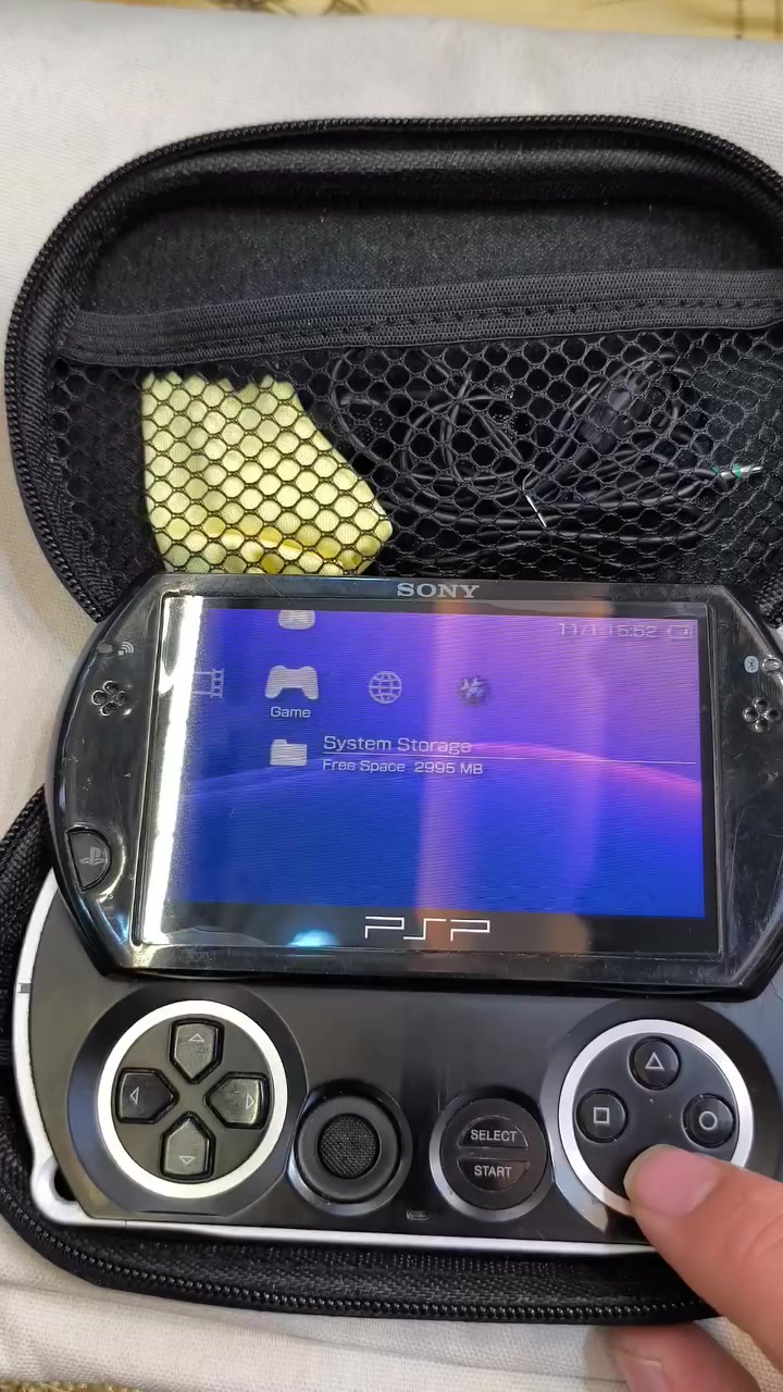 PSP GO
نظيف جدا 
مهكر ومليان العاب 
ويا شاحنه وحافظة وسماعة 
اكتب رقم 1 بالتعليقات وادزلك السعر او ادخل خاص 
يوجد توصيل لكل العراق 
***********
