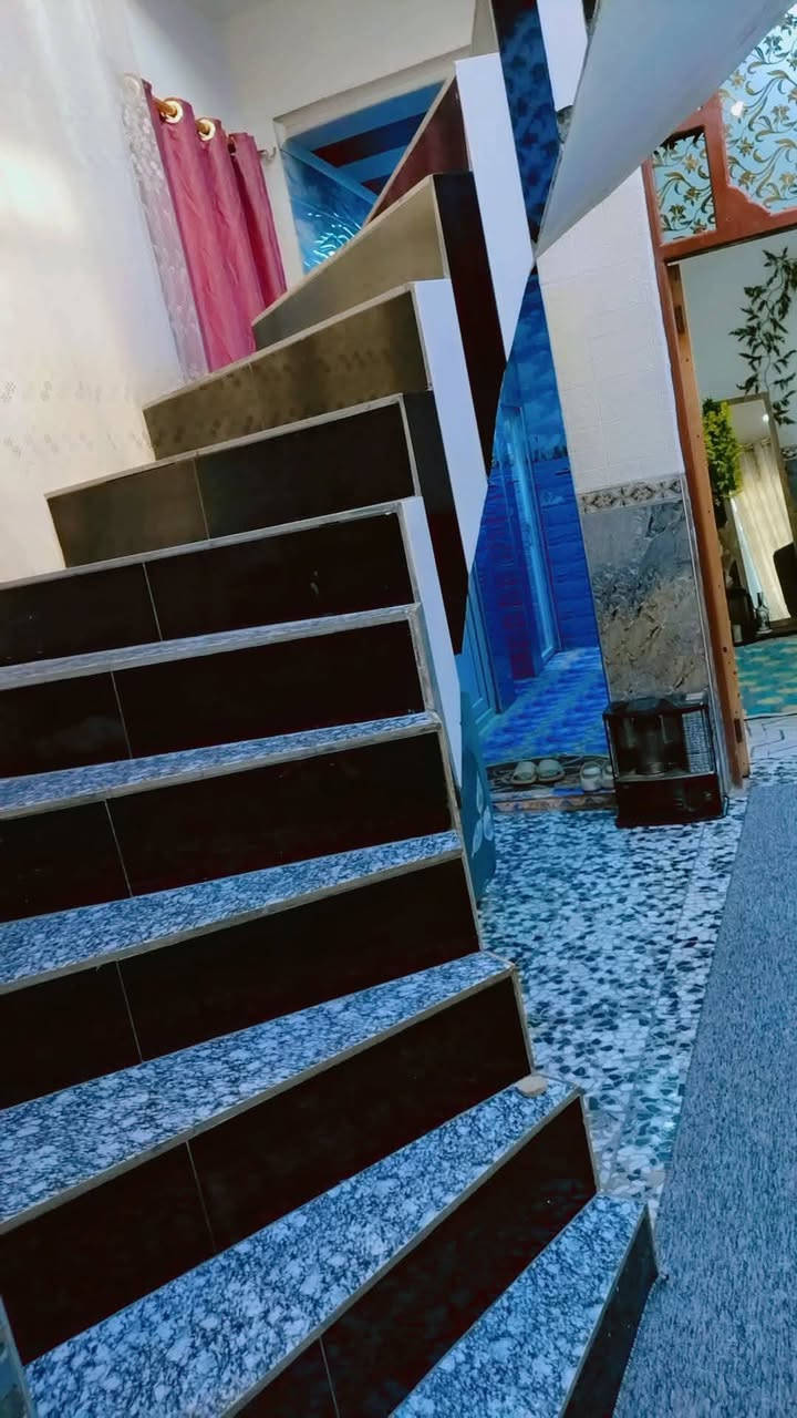 دار للبيع مساحه 125متر مربع سند 25واجهيه 13نزال 10يحتوي على غرفه نوم وصاله وهول ومطبخ ومجمع صحيات داخليه وخارجيه شارع 80حي الصدرين قرب الساده ابو خطه سعره 67 بي مجال استفسار مراسله ***********
